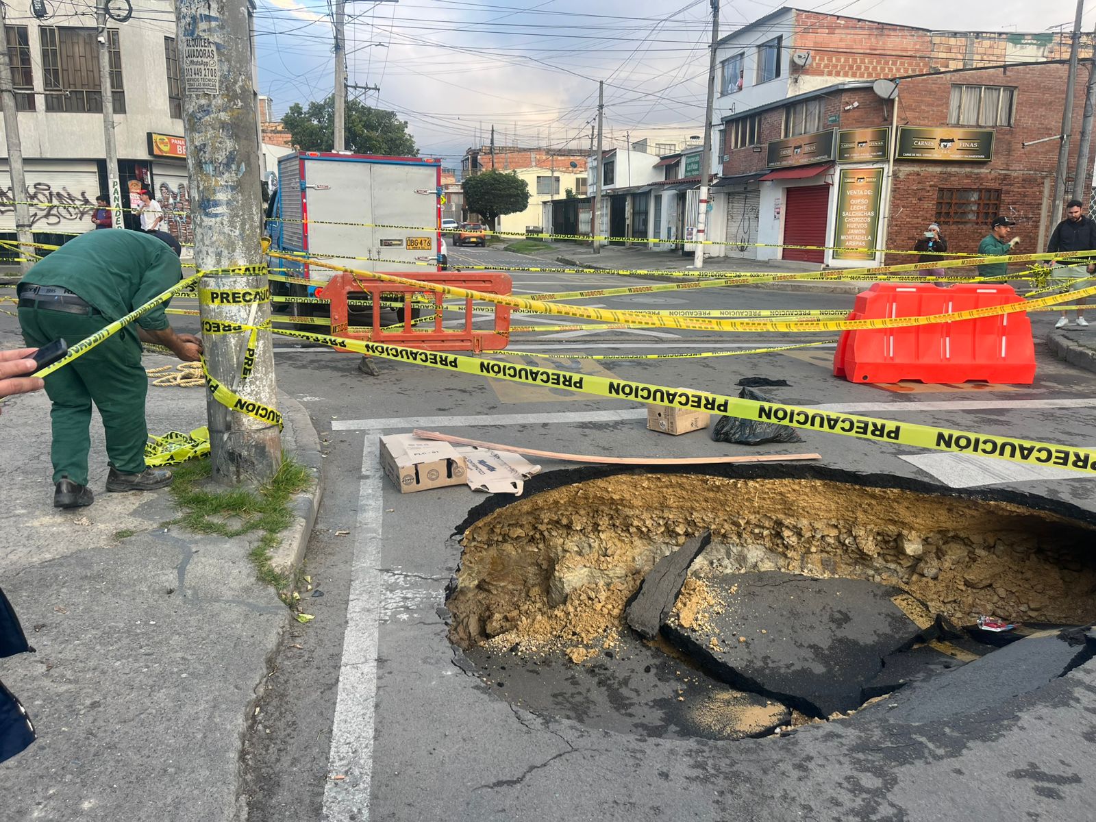 Impresionante hueco de Puente Aranda tiene en riego el 50% de una calle