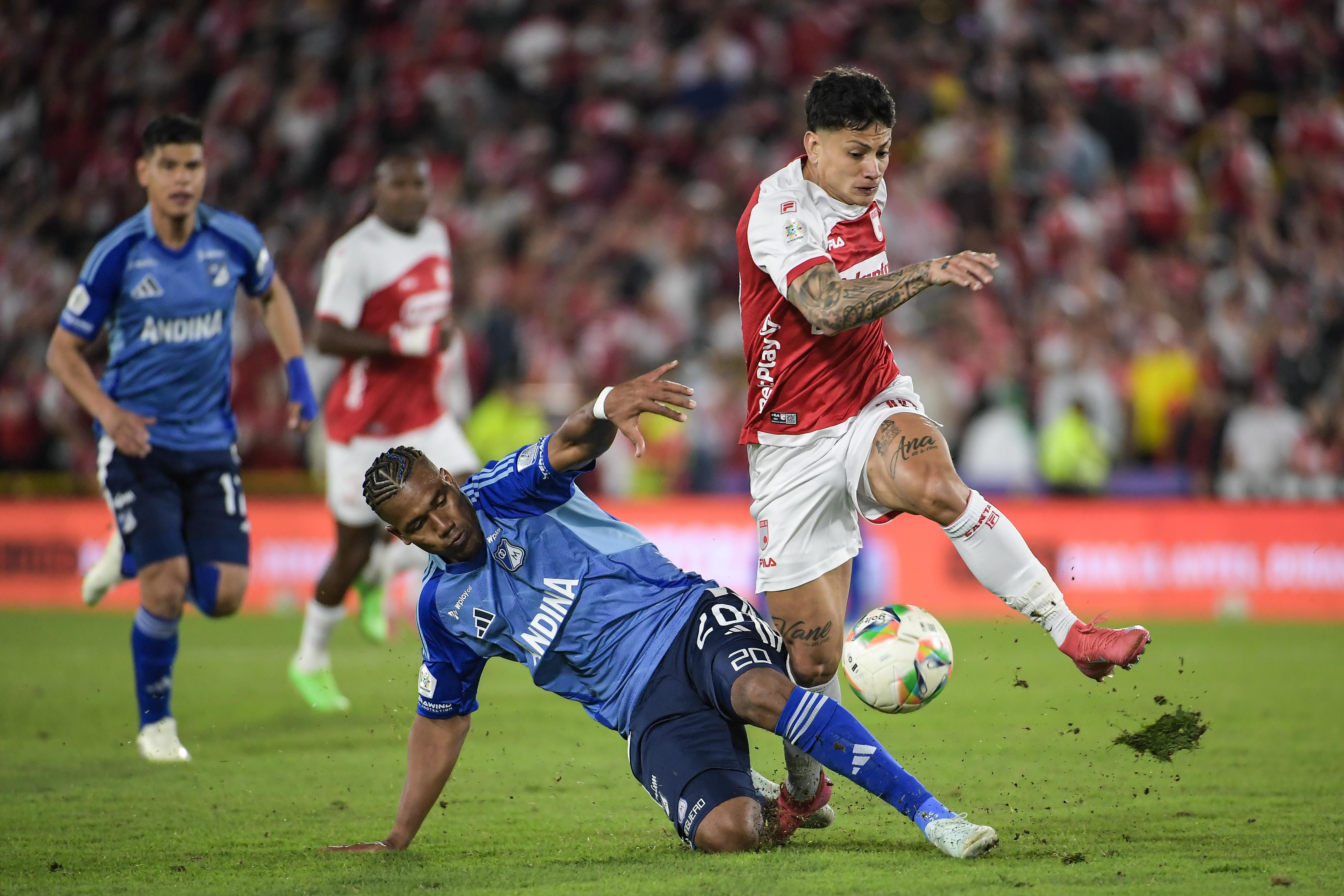 Santa Fe impuso condiciones desde el inicio, acorralando a Millonarios, que solo se mantenía en el partido gracias a las intervenciones de Iván Arboleda.
