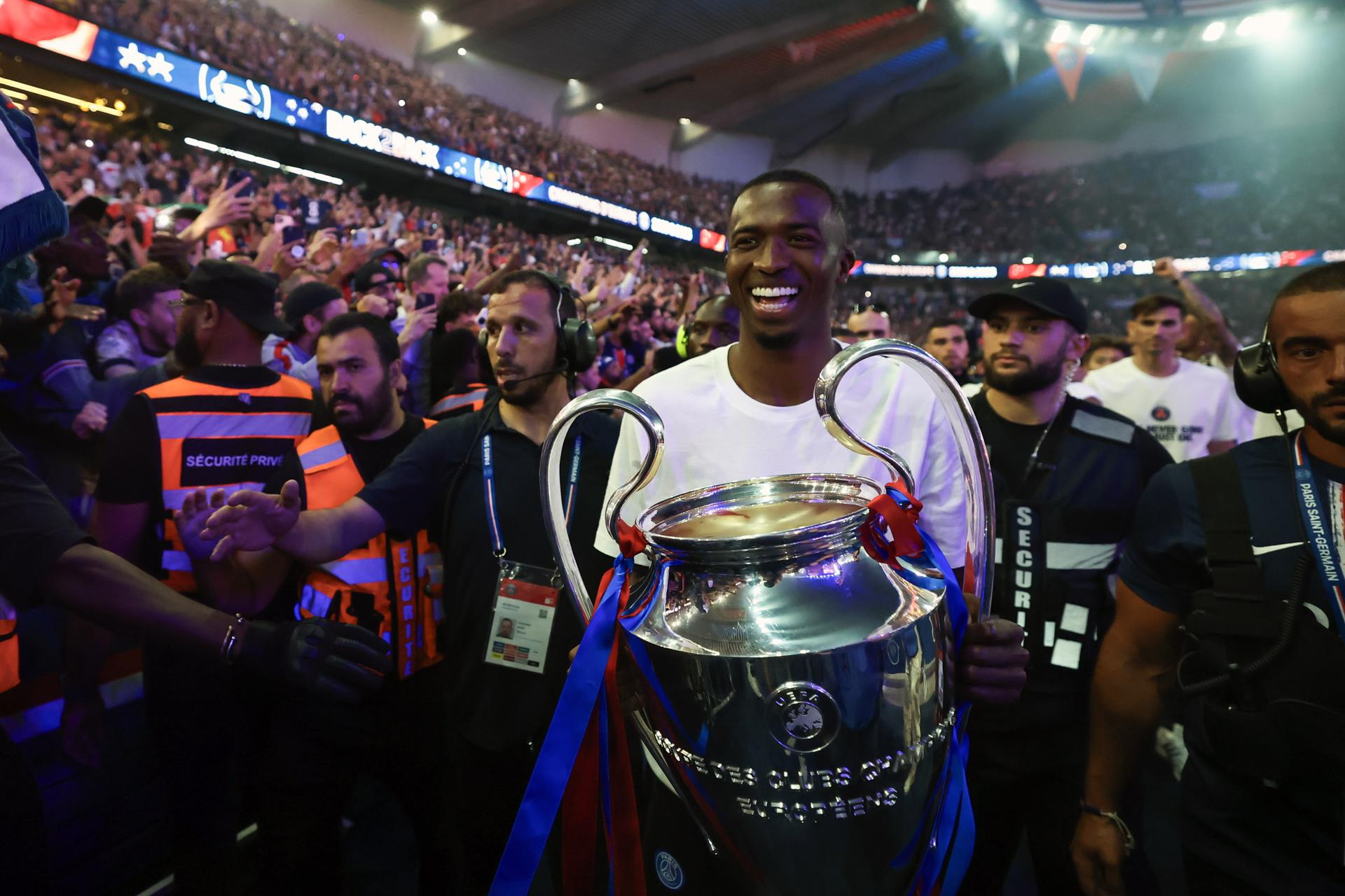 Paris (France), 31/05/2026.- Paris Saint-Germain's Willian Pacho holds the trophy during a special event organised for Paris Saint-Germain (PSG) players and staff to celebrate with supporters their victory in the UEFA Champions League final, at the Parc des Princes stadium in Paris, France, 31 May 2026. Paris Saint-Germain (PSG) claimed back-to-back Champions League triumphs with a 4-3 penalty shoot-out win over Arsenal following a 1-1 draw after extra time on 30 May 2026 in Budapest. (Liga de Campeones, Francia) EFE/EPA/FRANCK FIFE / POOL MAXPPP OUT