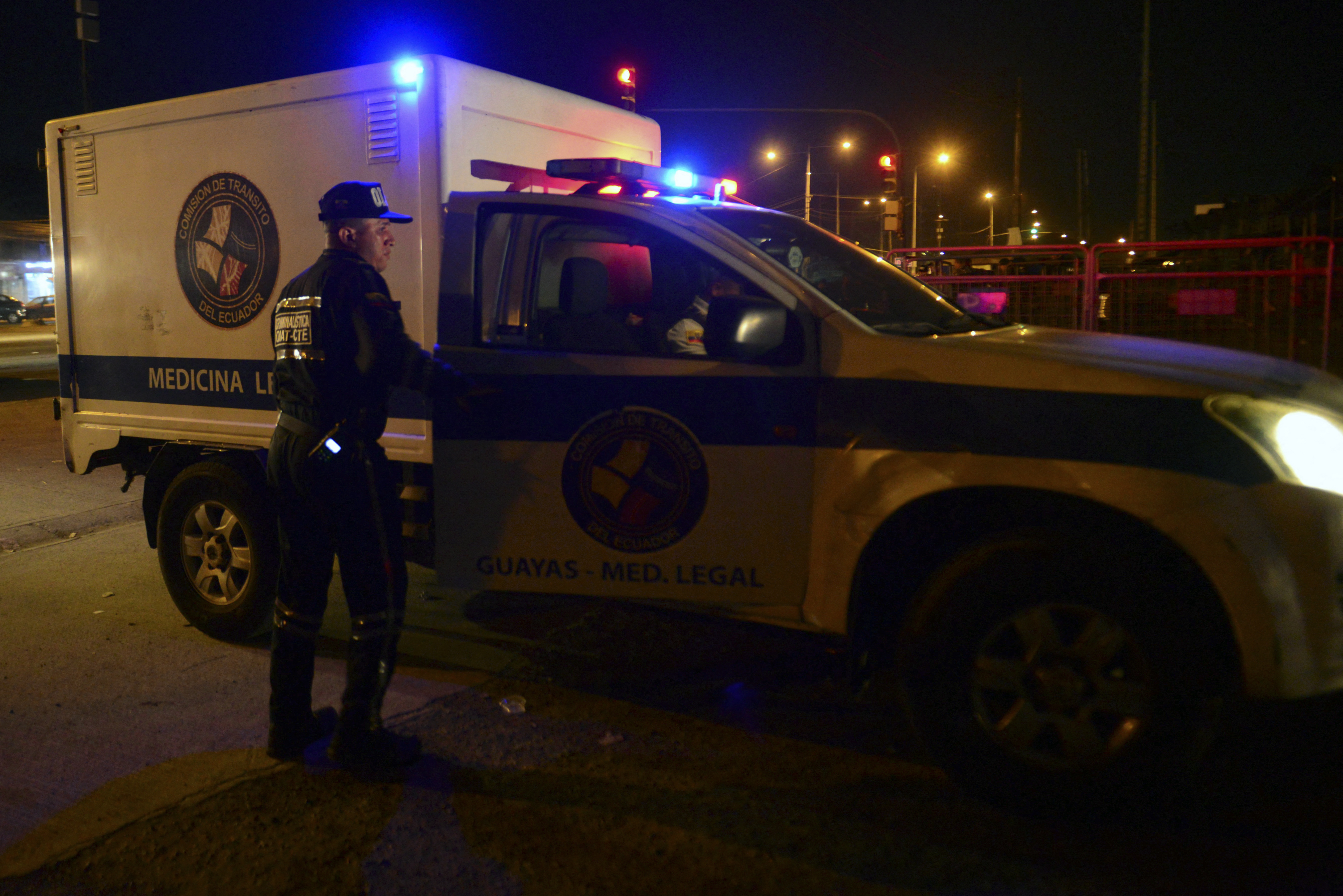 Personal forense en la cárcel Guayas 1 el viernes, cuando fueron asesinados los seis colombianos.