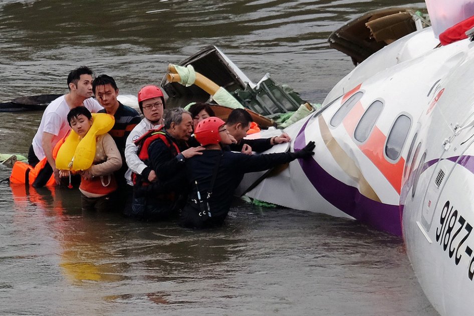 Más de 19 muertos y decenas de desaparecidos deja accidente aéreo en Taiwán