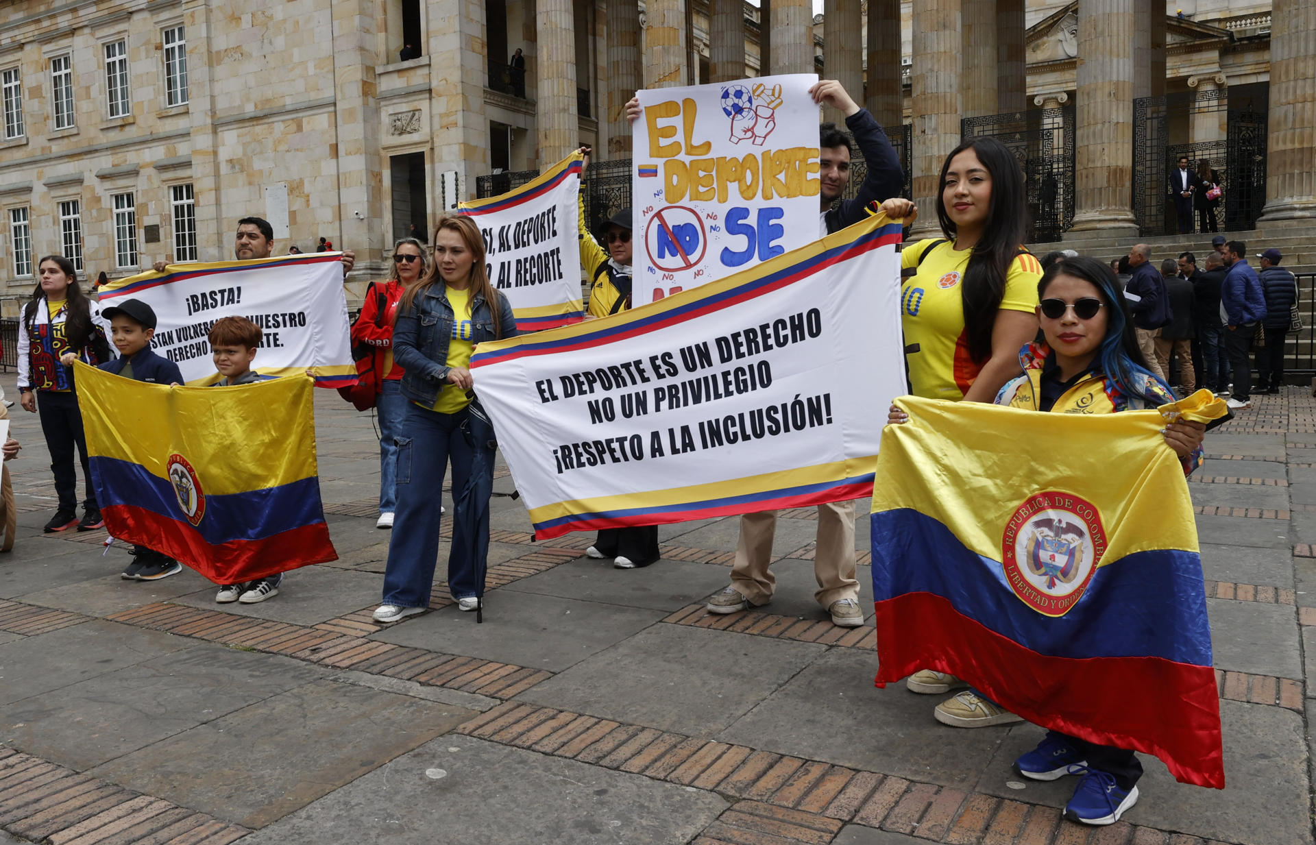 Deportistas protestan por recorte de presupuesto para su sector en 2026