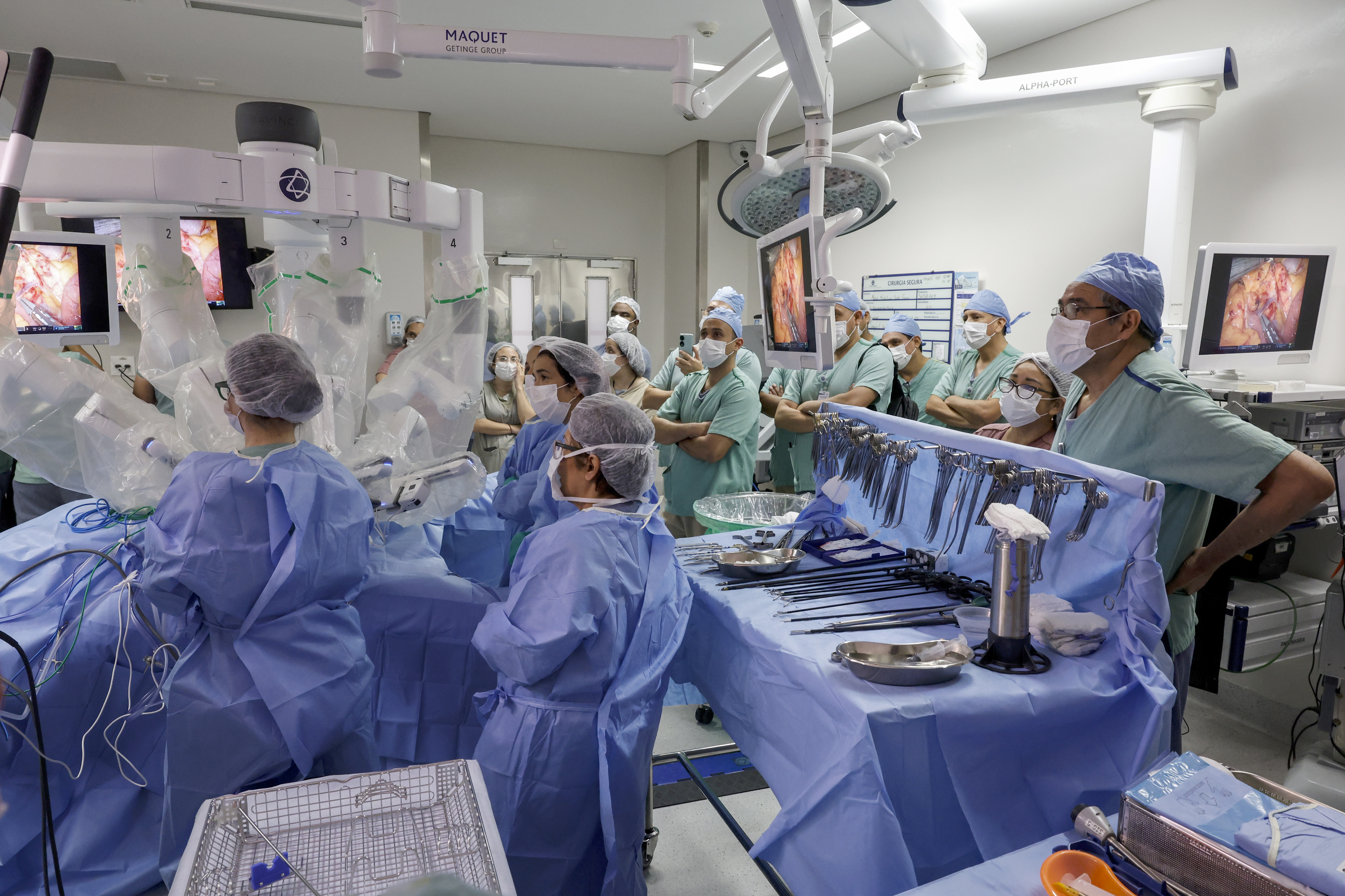ACOMPAÑA CRÓNICA: BRASIL LATINOAMÉRICA SALUD BRA50 SAO PAULO (BRASIL), 05/02/2025.- Cirujanos de Perú participan como observadores durante una cirugía robótica el 28 de enero de 2025 en el Hospital Albert Einstein de São Paulo (Brasil). Una veintena de especialistas del sistema público y privado de Perú, entre médicos, cirujanos, anestesistas y enfermeros, participaron desde enero en un programa de capacitación en esta ciudad brasileña, para poder operar los primeros tres robots que llegaron al país andino en diciembre. EFE/ Sebastião Moreira