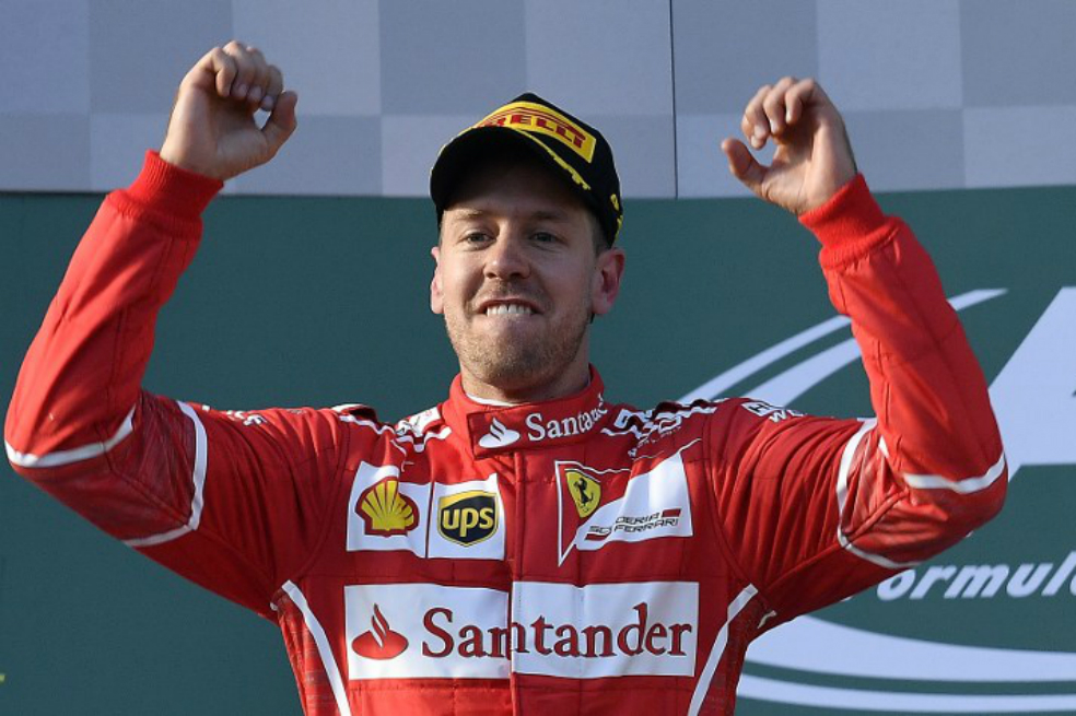 El piloto alemán Sebastian Vettel celebra tras ganar el Gran Premio de Australia. / AFP