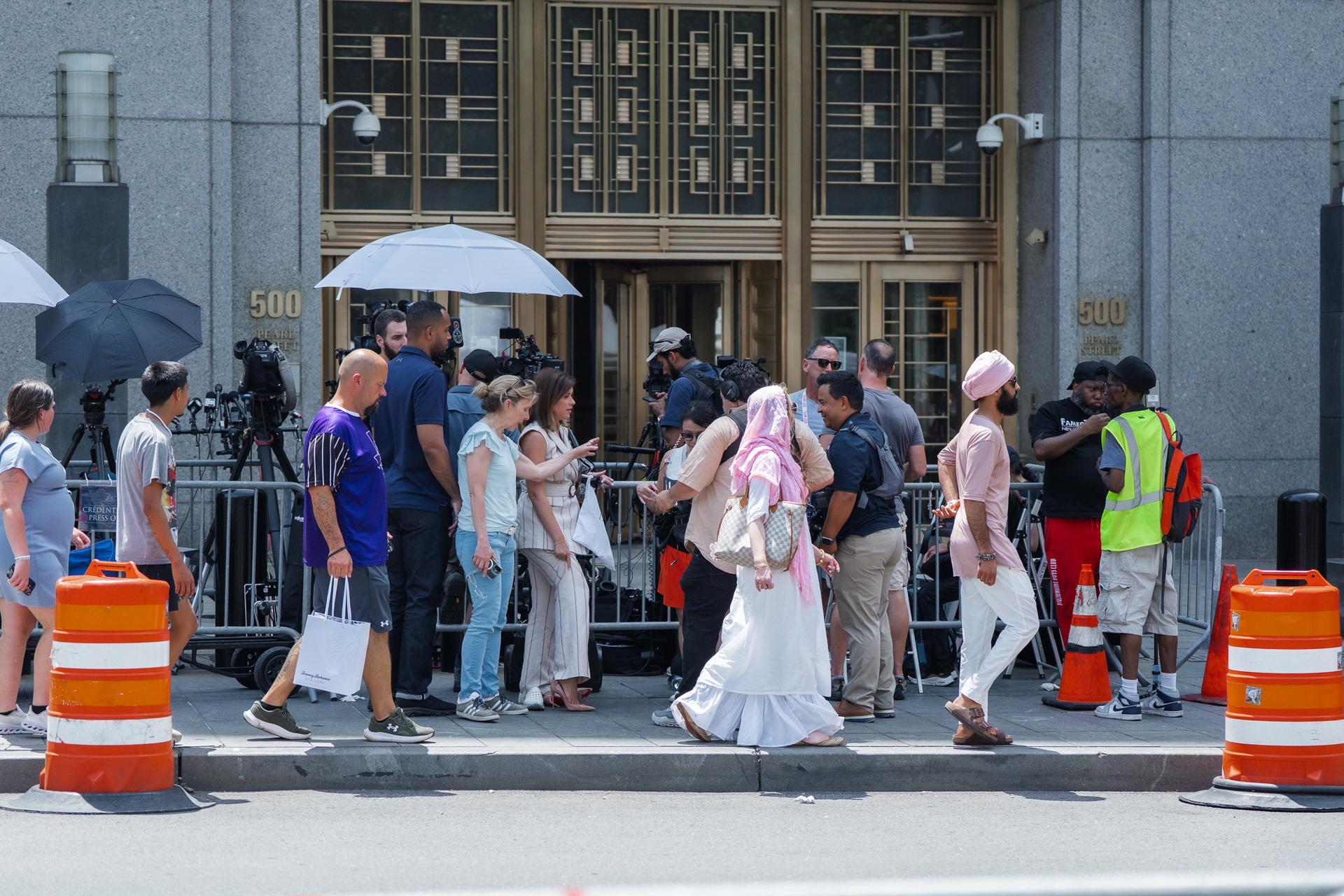 NEW YORK (United States), 01/07/2025.- Press and onlookers gather outside the federal courthouse during the jury deliberations in Sean Combs' federal sex trafficking trial in New York, New York, USA, 30 June 2025. Combs, who has been in federal custody since being arrested last year, is facing federal charges of racketeering conspiracy, sex trafficking and transportation to engage in prostitution, according to an indictment. (Nueva York) EFE/EPA/OLGA FEDOROVA