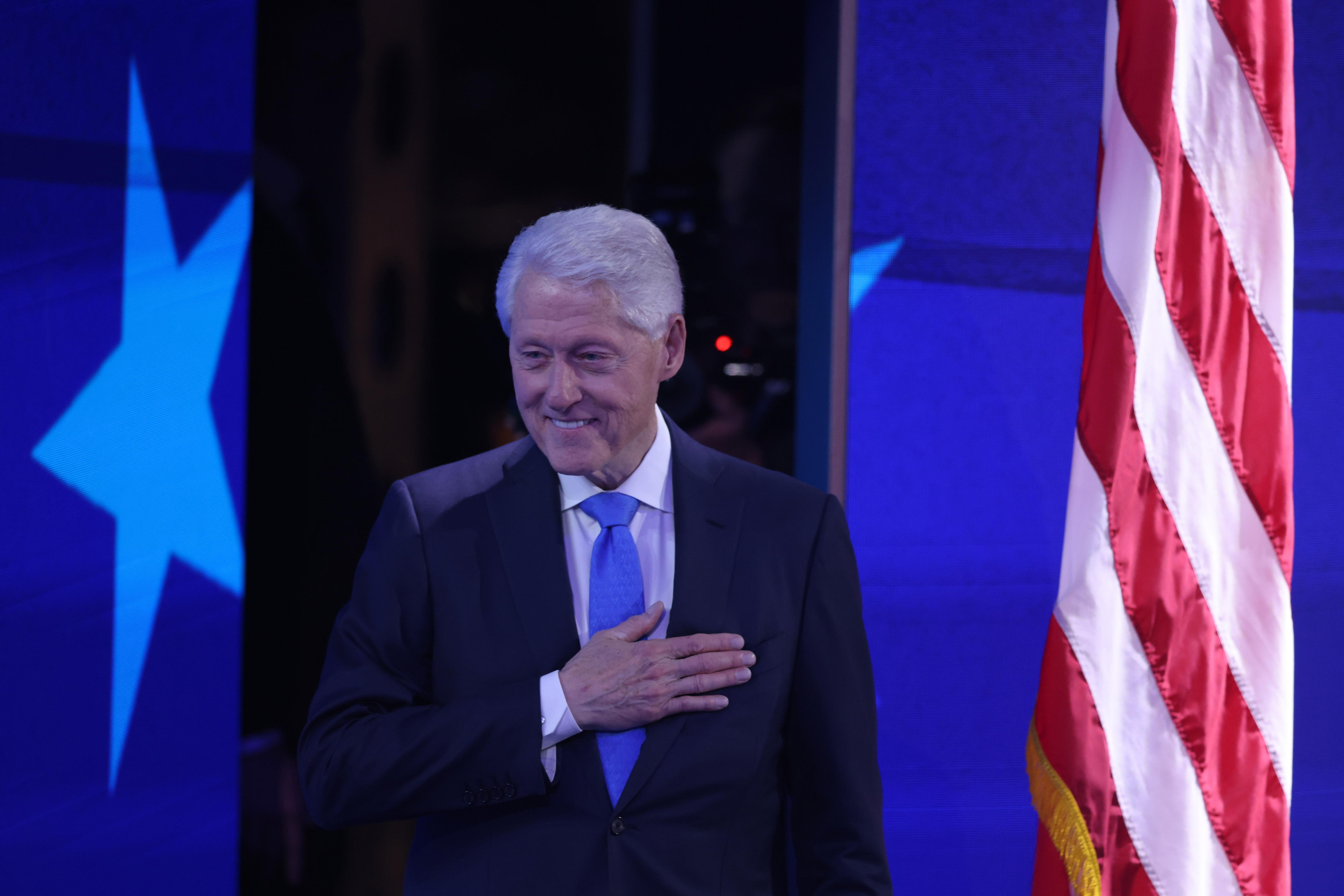 Chicago (United States), 21/08/2024.- 42nd President of the United States, Bill Clinton, reacts to the audience during the third night of the Democratic National Convention (DNC) at the United Center in Chicago, Illinois, USA, 21 August 2024. The 2024 Democratic National Convention is being held from 19 to 22 August 2024, during which delegates of the United States' Democratic Party will vote on the party's platform and ceremonially vote for the party's nominee for president, Vice President Kamala Harris, and for vice president, Governor Tim Walz of Minnesota, for the upcoming presidential election. (Estados Unidos) EFE/EPA/JUSTIN LANE
