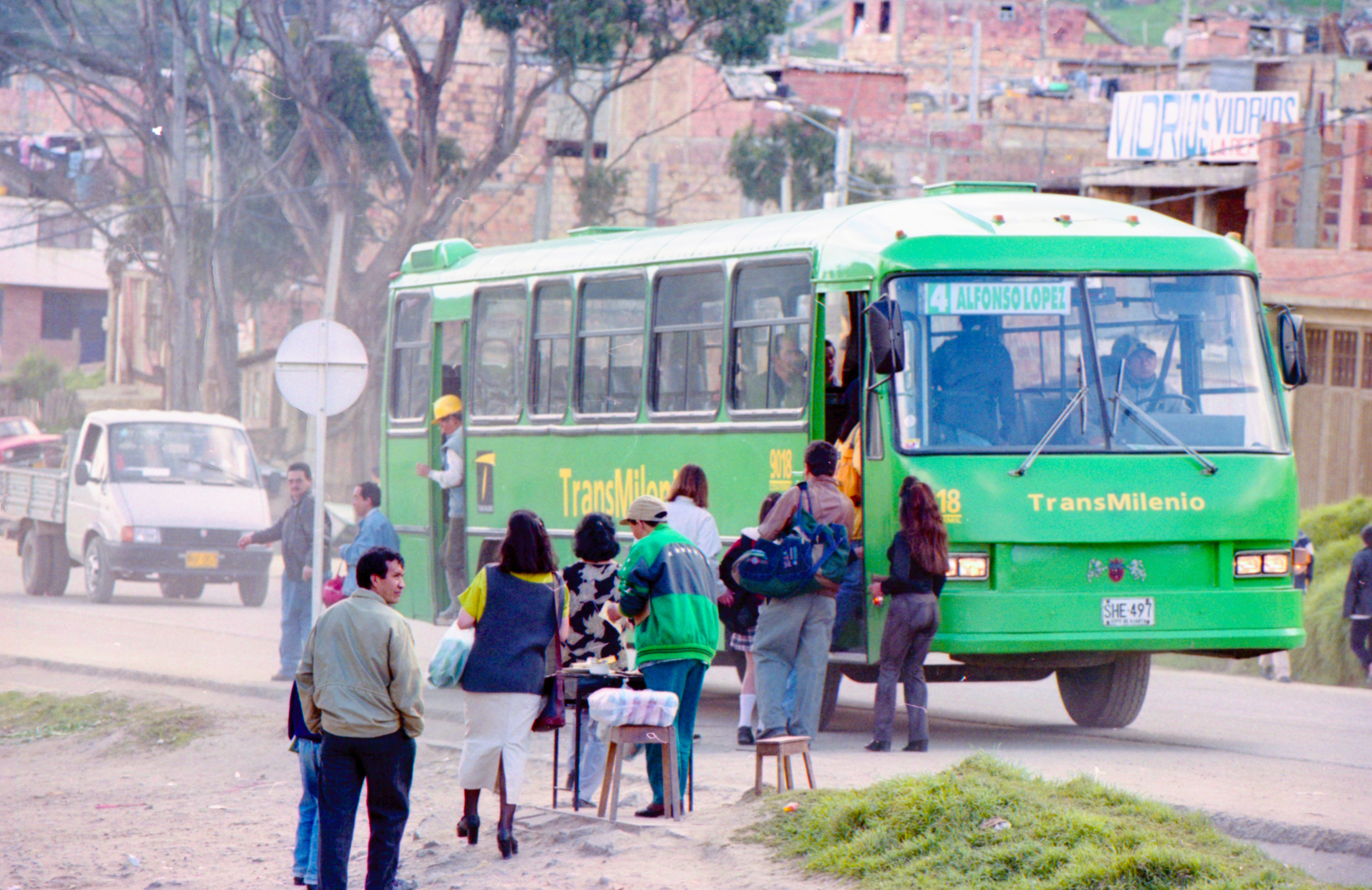 El tramo de la troncal de la avenida NQS, de la Escuela General Santander al Portal del Sur, ubicado cerca al cementerio El Apogeo, entró en operación el 15 de abril de 2006.