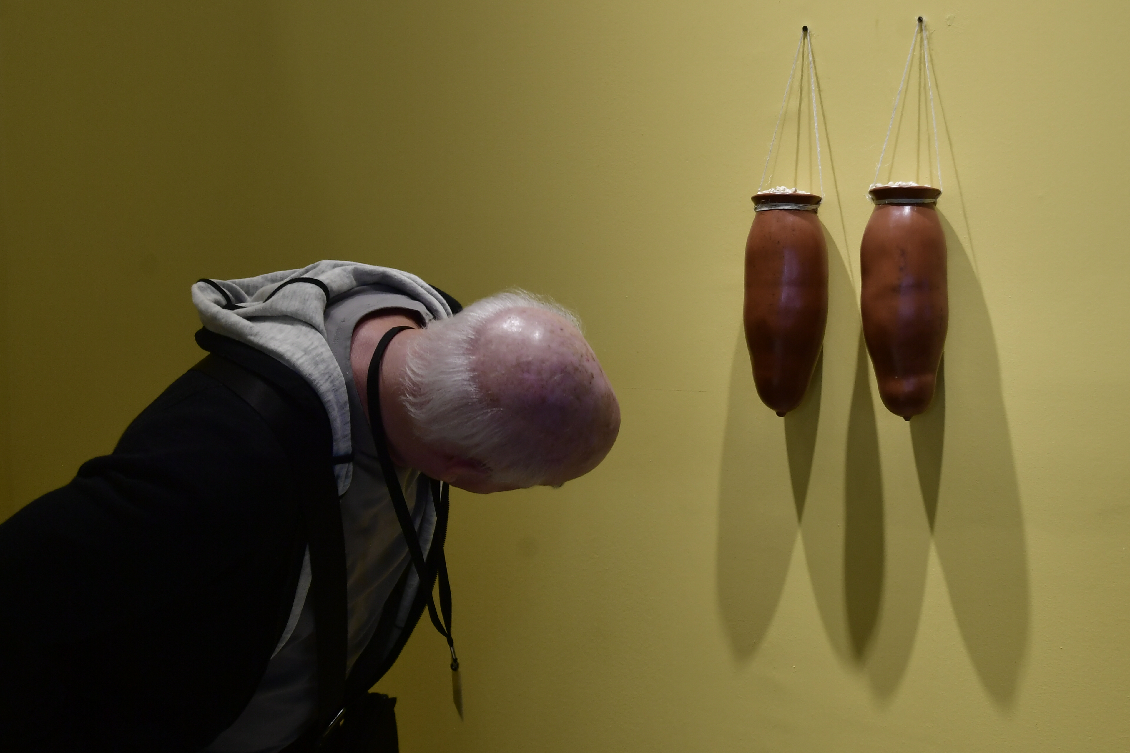 Exposición de obras de arte y asistentes a esta feria.