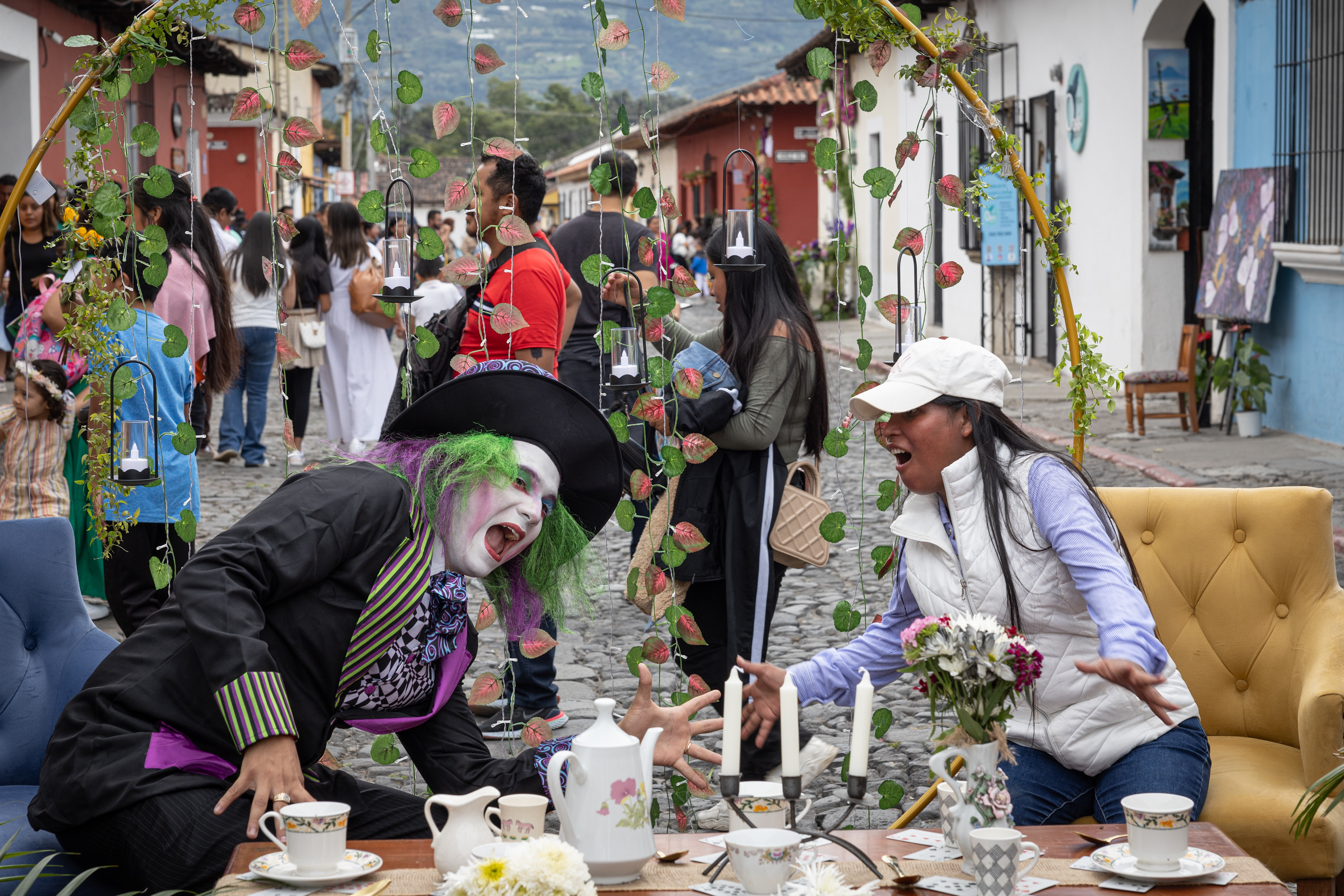 AME8061. ANTIGUA GUATEMALA (GUATEMALA), 16/11/2024.- Personas asisten a la celebración del Festival de las Flores este sábado en Antigua Guatemala (Guatemala). La ciudad colonial de Antigua Guatemala fue adornada este sábado con decenas de esculturas y adornos para el Festival de las Flores, que se celebra cada noviembre, y unos 10.000 turistas nacionales y extranjeros abarrotaron el lugar. EFE/ David Toro