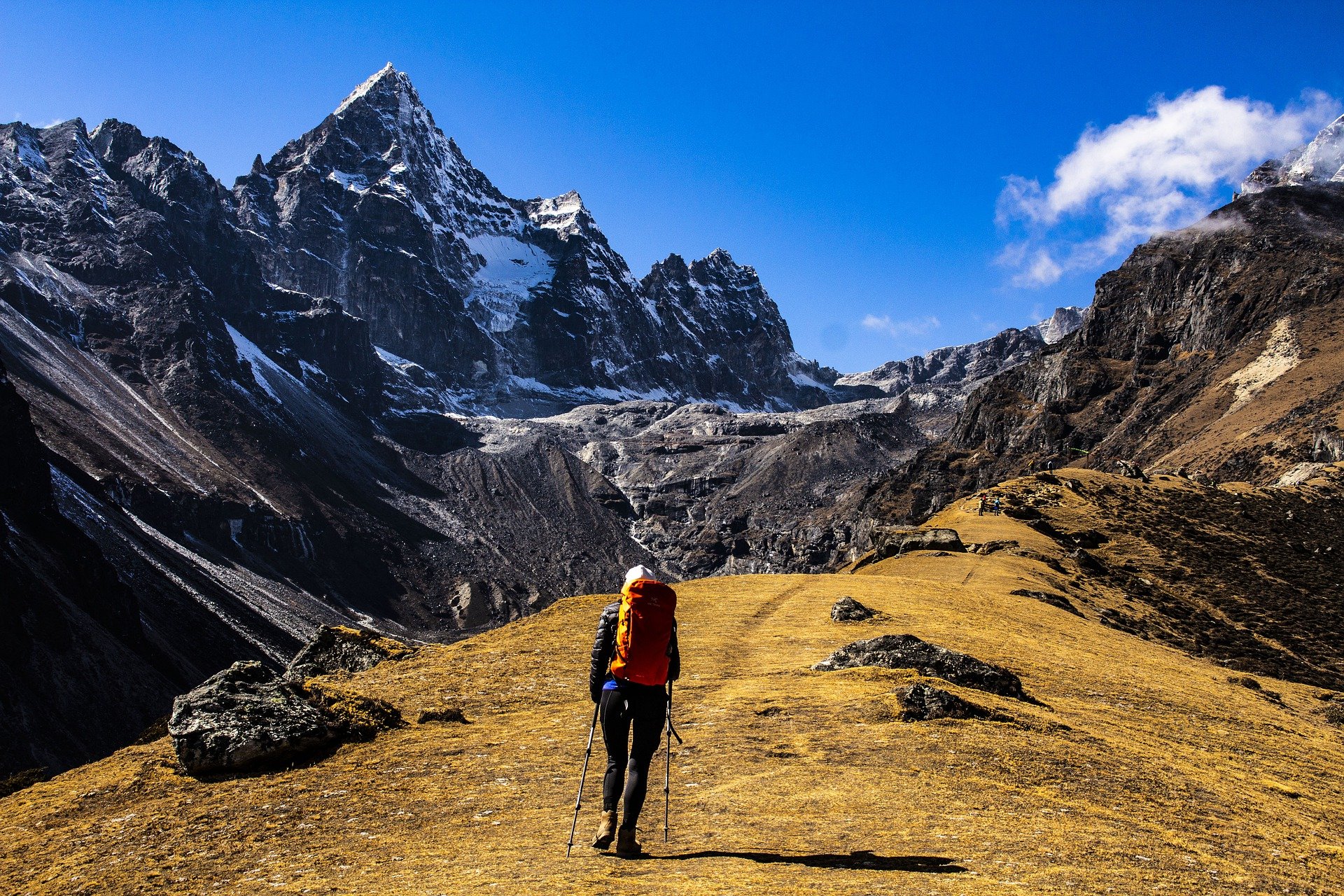Nepal, infinitos senderos para escapar del ruido. Escondido entre China y la India, sus gigantes vecinos, se encuentra un país donde la calma reina en su entorno y en la gente que lo habita. Si se necesita una pausa y un respiro del ritmo frenético occidental, este es el lugar ideal para encontrar esa paz.