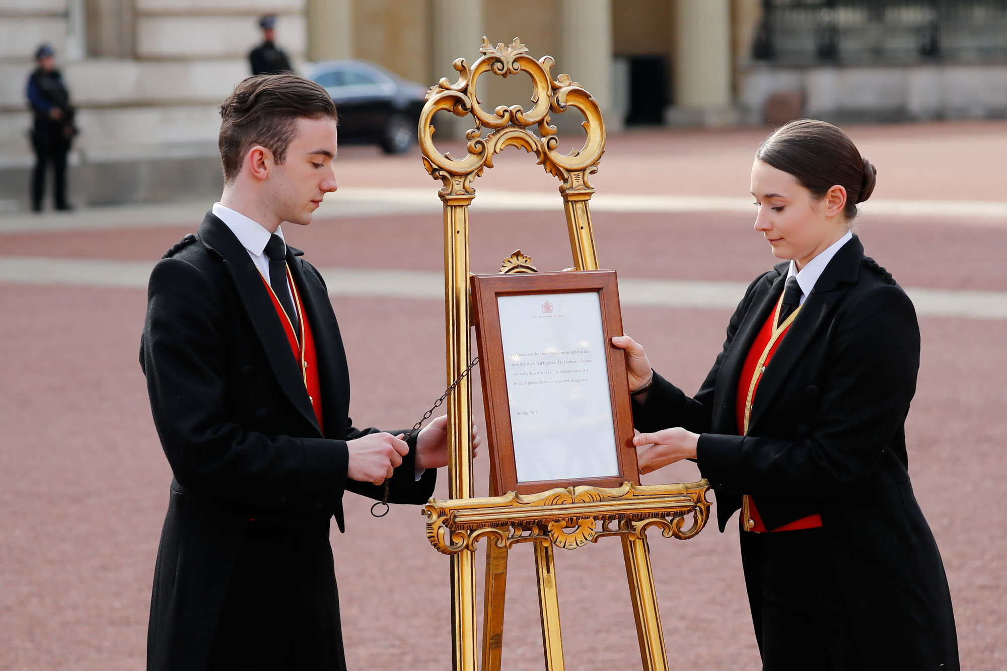 "¡Estoy muy contenta!" se alegró Giulia Silvestri, una turista italiana, frente al Palacio de Buckingham, en cuyo patio se colocó en un caballetenacimiento firmada por los médicos reales. Por su parte, las británicas Linda Stokes y Samantha Smith desearon "¡buena suerte! " a los padres.
