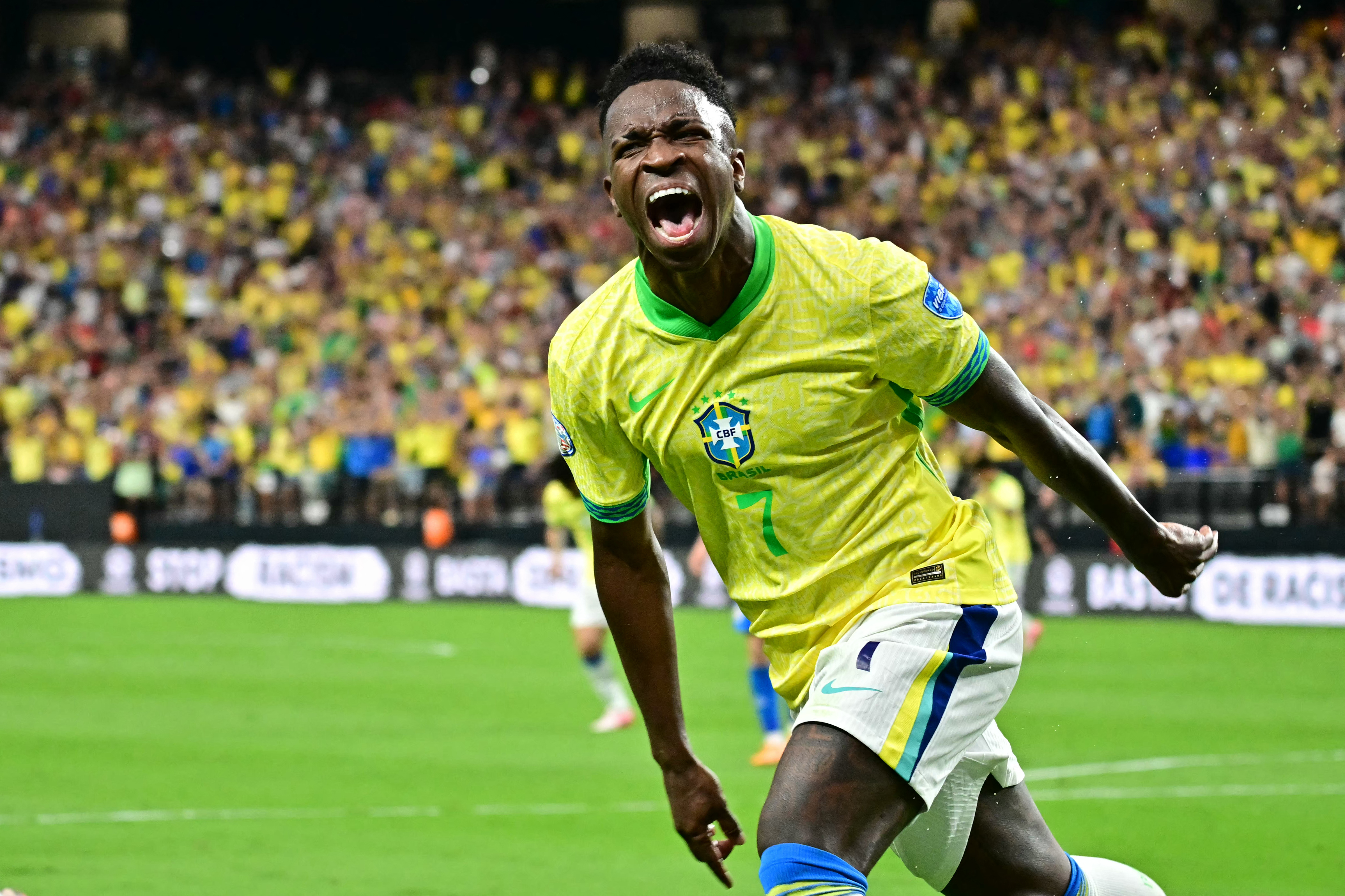 El delantero brasileño # 07 Vinicius Junior celebra después de anotar el primer gol de su equipo durante el partido de fútbol del grupo D del torneo Conmebol Copa América 2024 entre Paraguay y Brasil en el Allegiant Stadium de Las Vegas, Nevada, el 28 de junio de 2024.