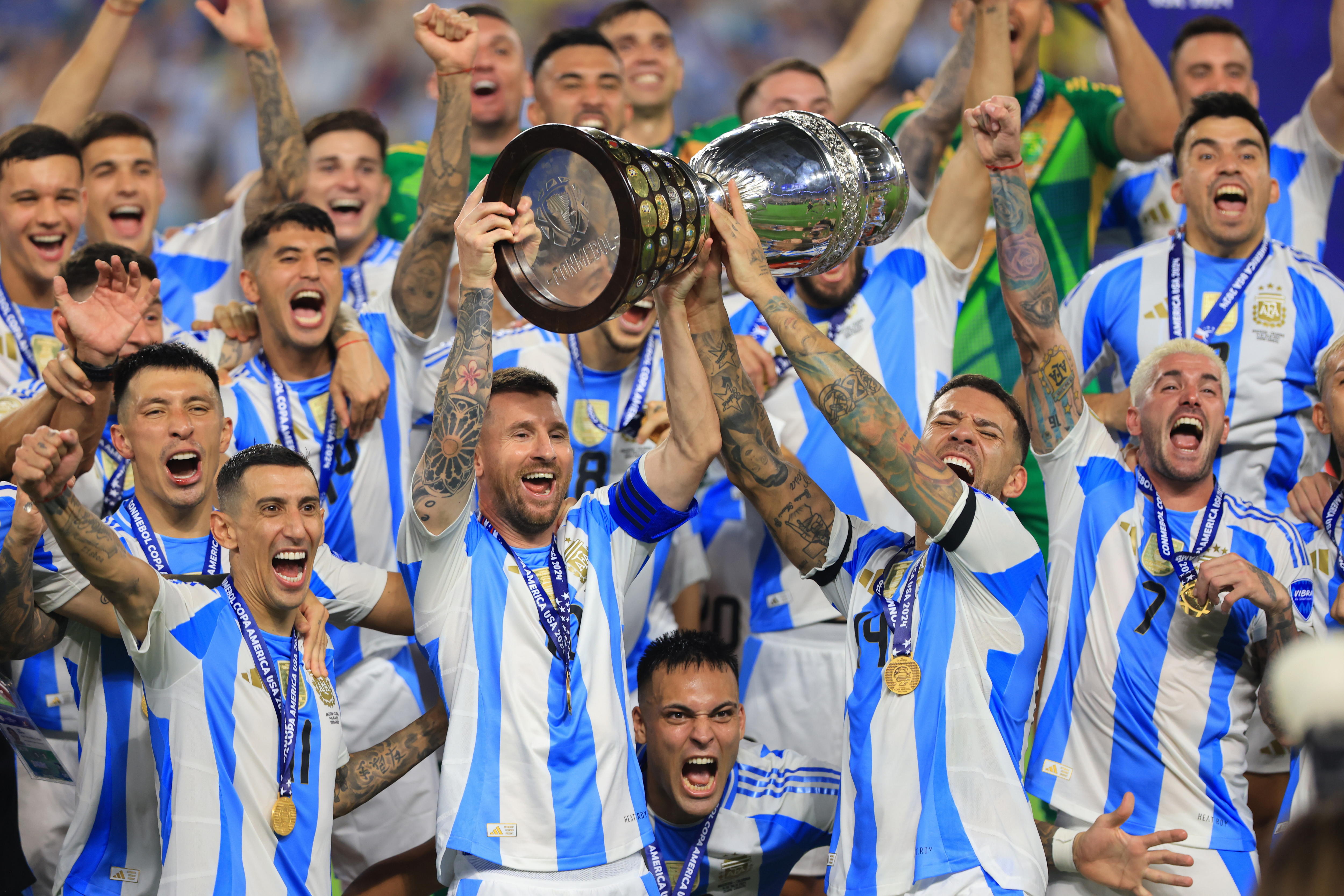 Miami (United States), 15/07/2024.- Argentina's Lionel Messi raises the trophy after winning the CONMEBOL Copa America 2024 final against Colombia, in Miami Gardens, Florida, USA, 14 July 2024. Argentina won 1-0 after a goal by striker Lautaro Martinez in extra time. EFE/EPA/CRISTOBAL HERRERA-ULASHKEVICH