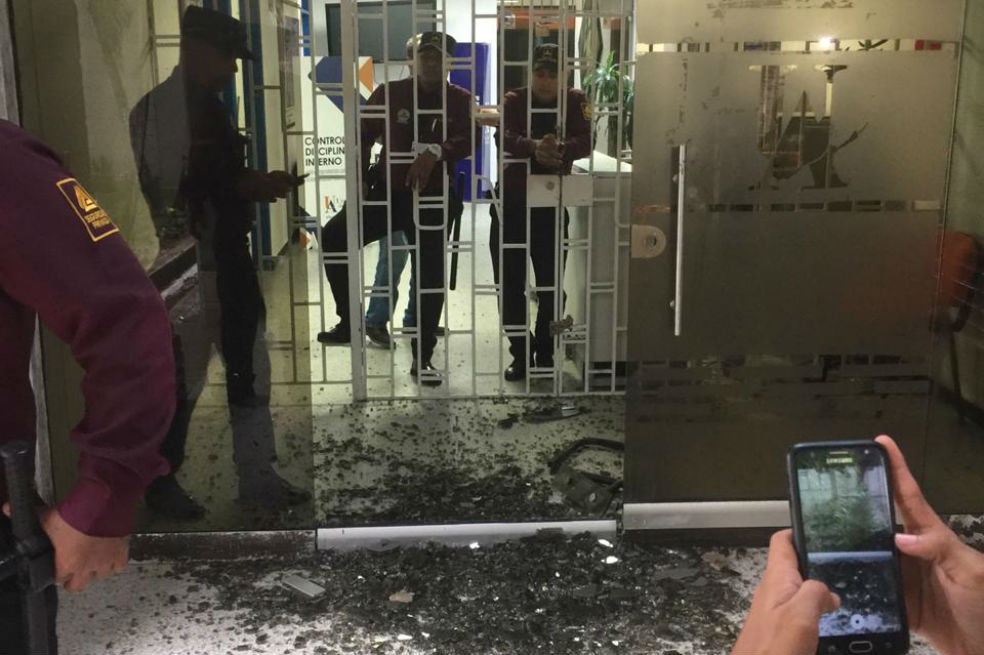 Así quedó la oficina del rector luego del ingreso de los encapuchados.El rector de la universidad, Carlos Prasca, dijo que“al medio día se dio el primer ataque contra la rectoría, reventaron los vidrios yle tiraron bombas incendiarías contra el personal de vigilancia. No hubo heridos, pero la oficina quedó destruida”. 