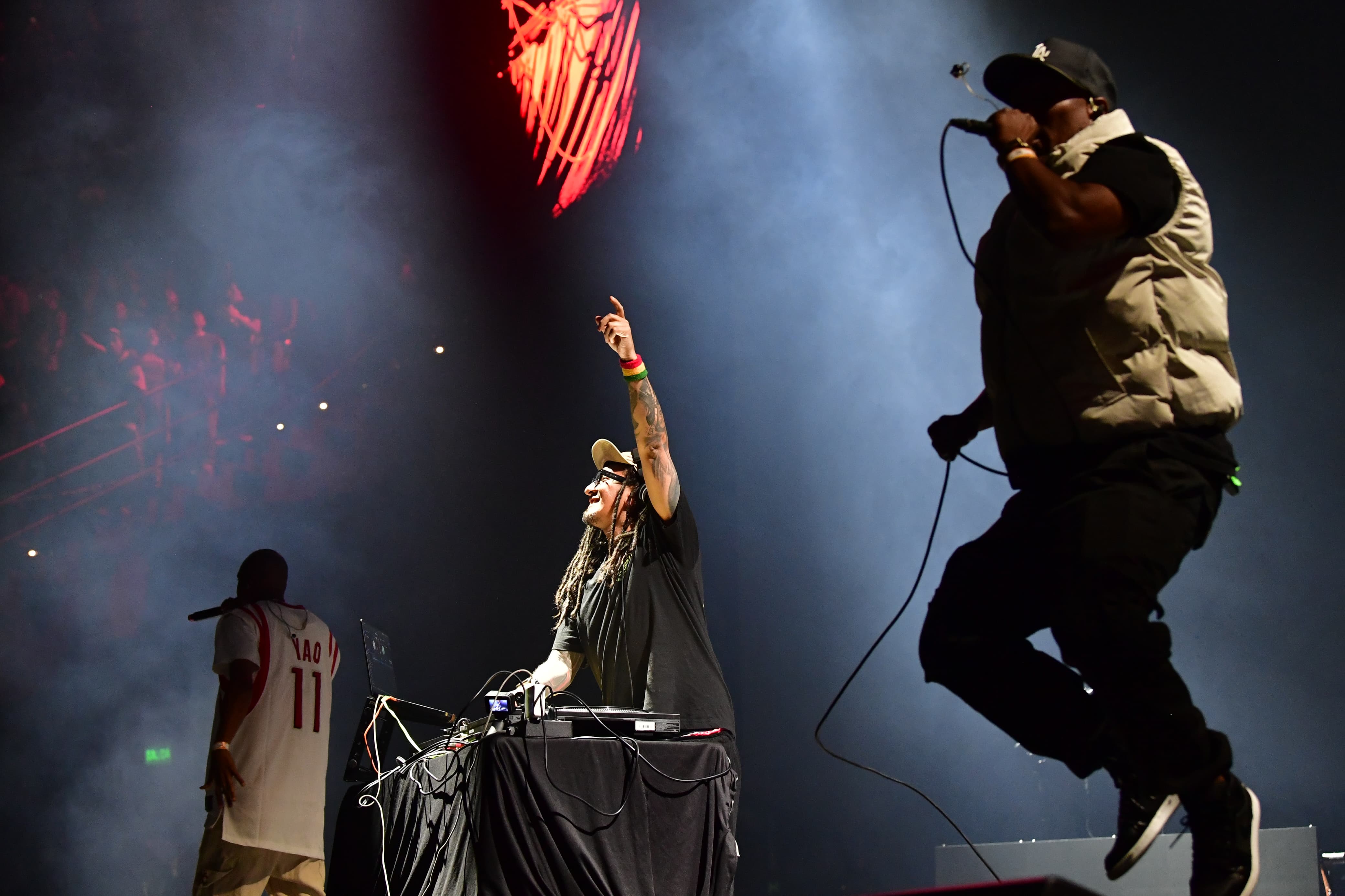 Durante la noche, los interludios musicales estuvieron a cargo del DJ Mike Style, quien sorprendió al público del Movistar Arena con la aparición de Flaco Flow y Melanina. Juntos, encendieron el ambiente al ritmo de 'La Jungla', un clásico inmortal del rap colombiano.