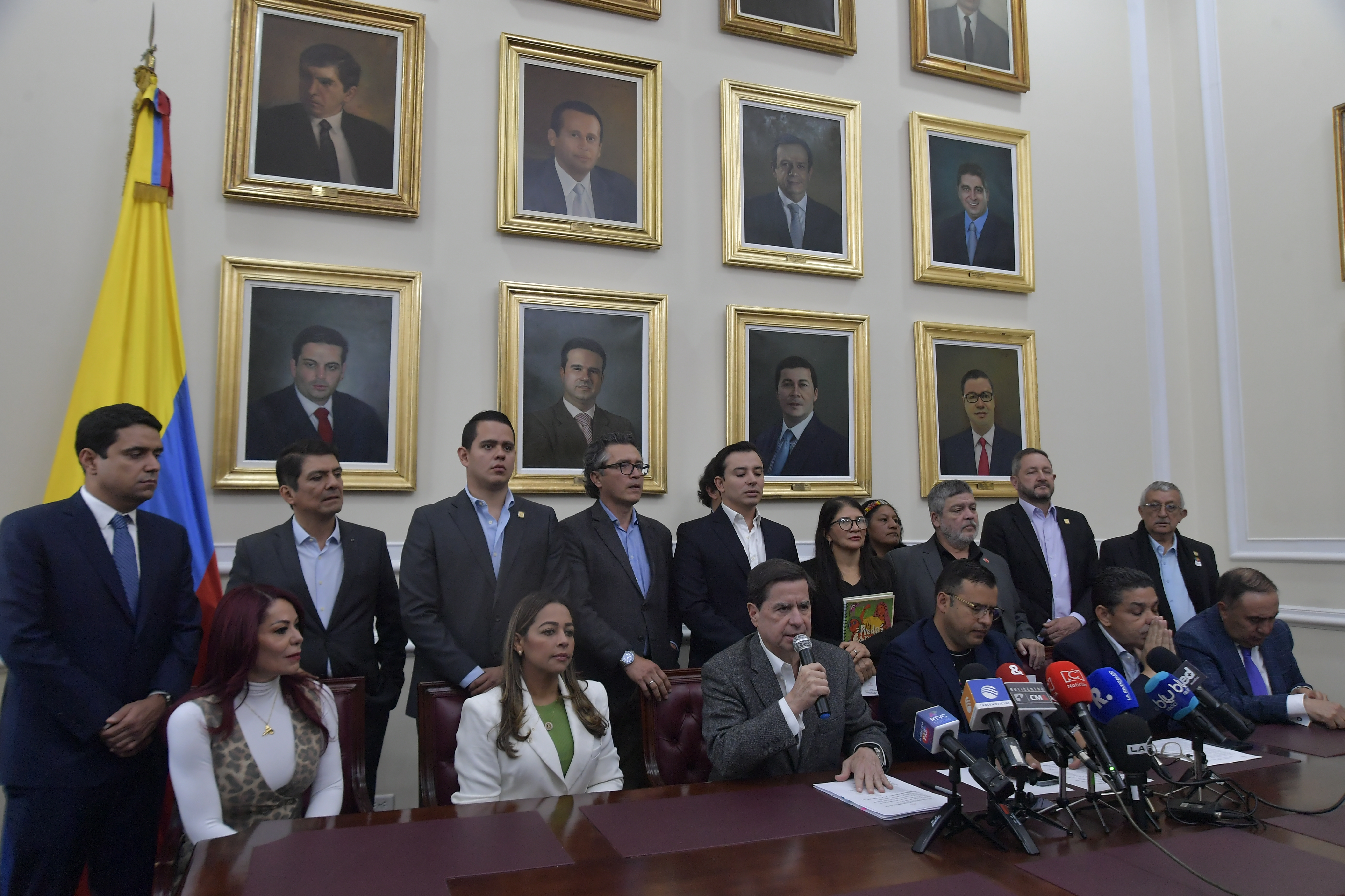 Ministro del Interior en rueda de prensa con algunos miembros de la bancada de Gobierno, radicando la reforma política en la Presidencia de la Cámara de Representantes.
