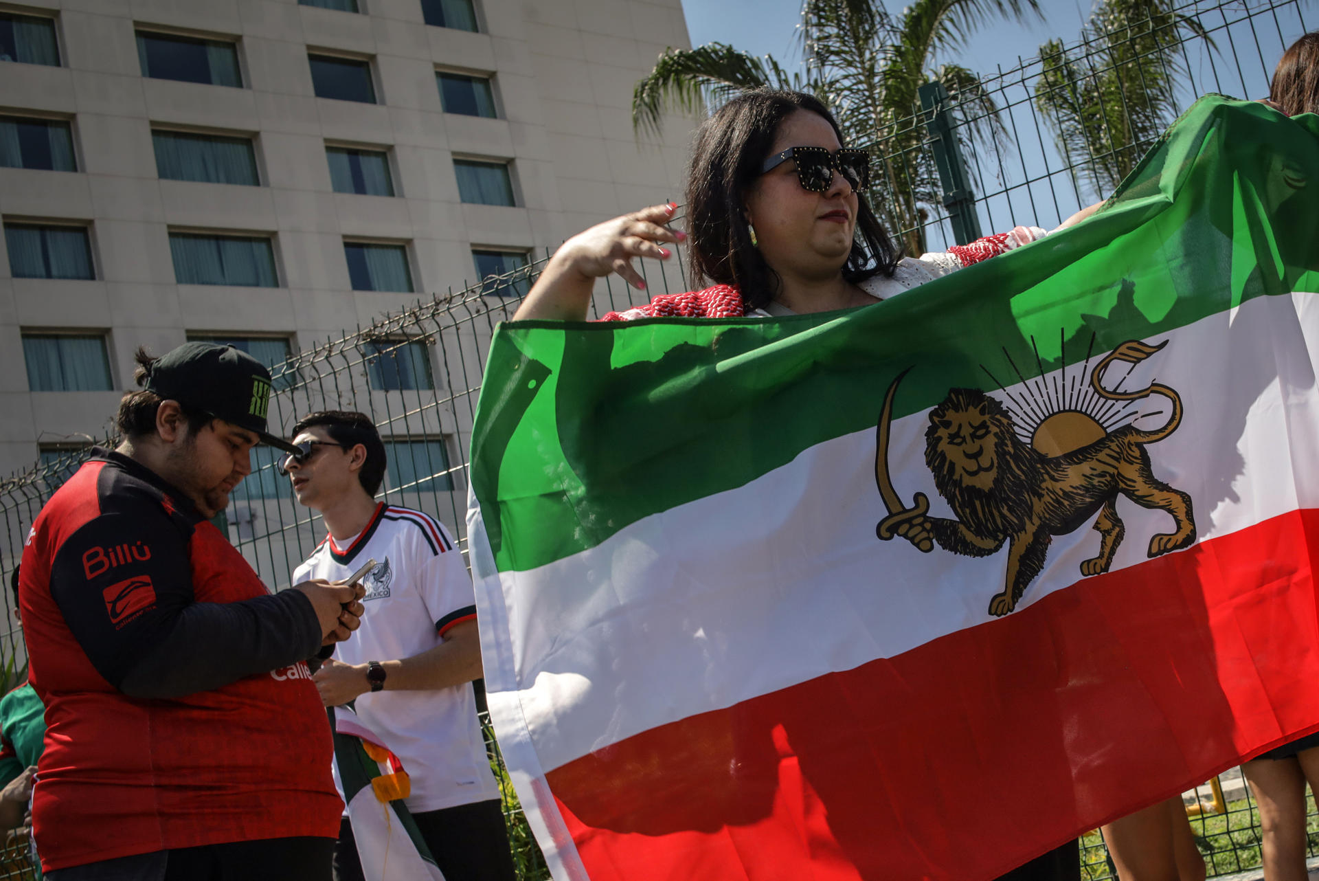 GR7352. TIJUANA (MÉXICO), 14/06/2026.- Aficionados despiden a los jugadores de la selección de Irán afuera del hotel este domingo en Tijuana (México). Cientos de aficionados de la selección de Irán se congregaron en las inmediaciones del hotel donde se hospeda en la ciudad mexicana de Tijuana para despedir al equipo antes de su viaje a Estados Unidos, donde disputará su primer partido de la Copa Mundial frente a Nueva Zelanda. EFE/Joebeth Terriquez