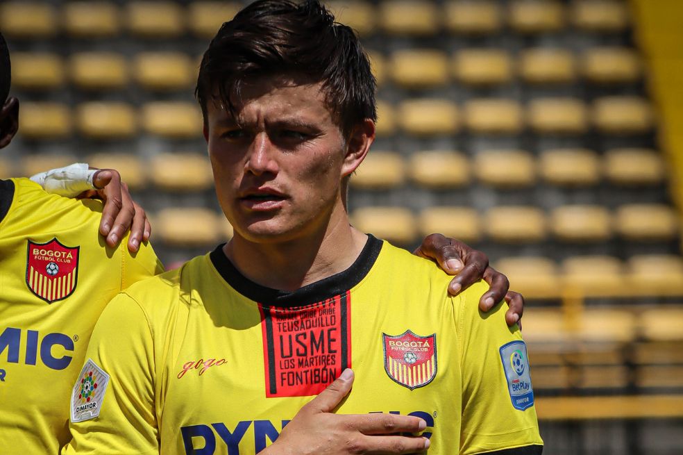 Christian Huérfano, con la camiseta del Bogotá F.C., en la que están escritos los nombres de las localidades de la capital.