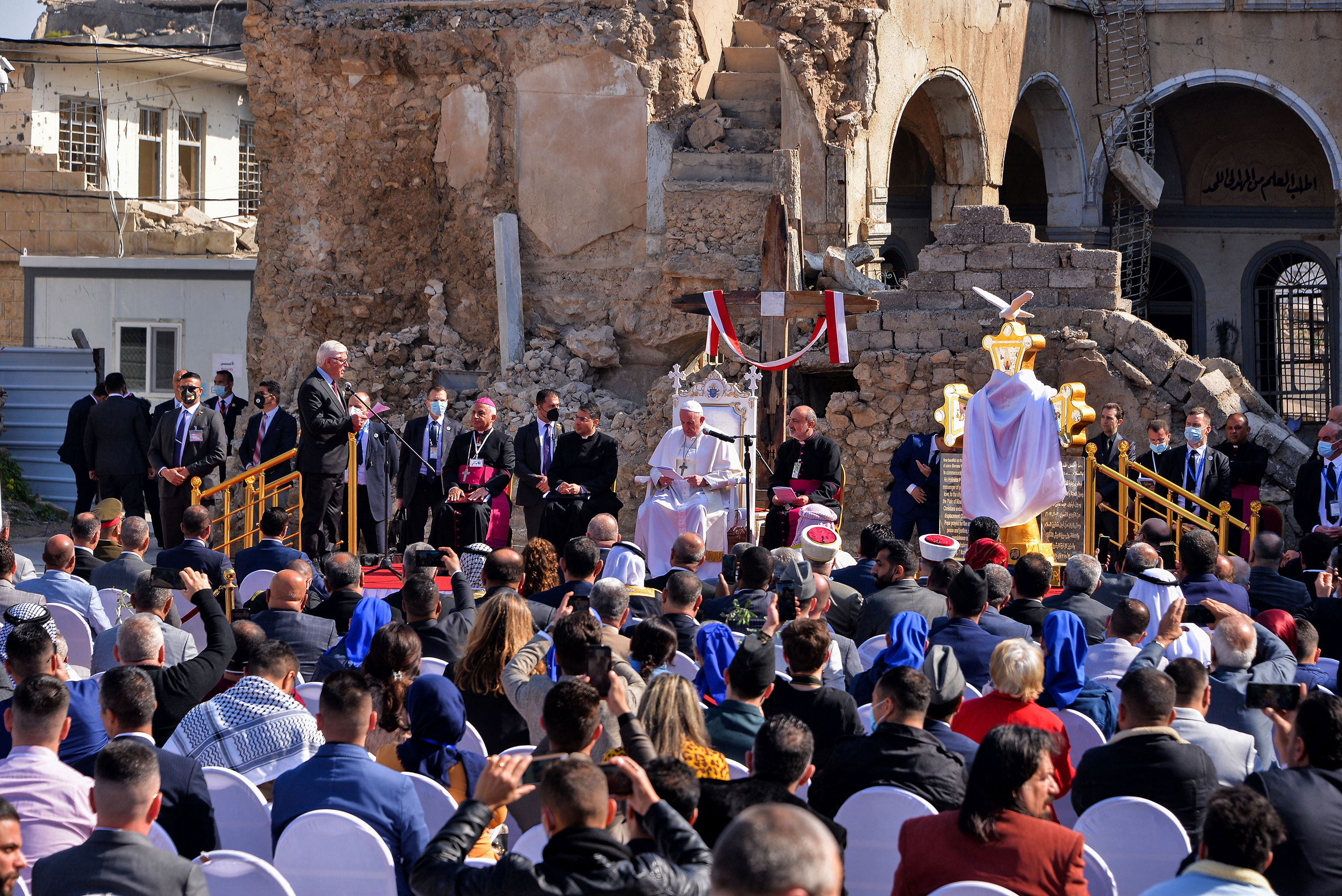 El papa Francisco pudo ver hoy con sus propios ojos, durante su visita a las ciudades de Mosul y Qaraqosh, en el norte de Irak, las atrocidades y la devastación que causaron los terroristas del Estado Islámico (EI) durante su ocupación y quiso enviar un mensaje de ánimo a sus habitantes para su reconstrucción.