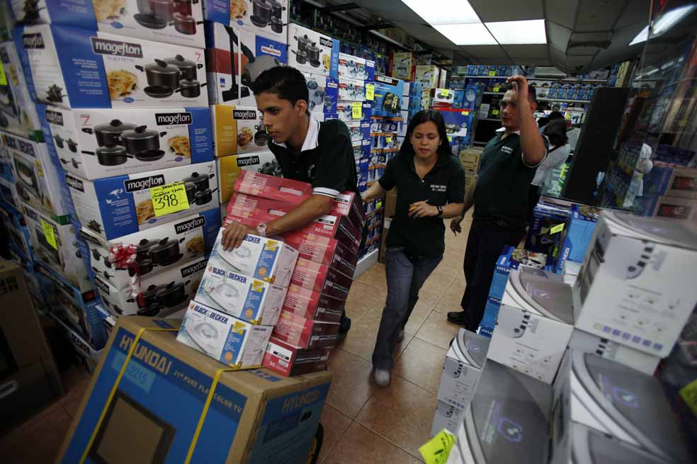 Las ventas en el comercio se mantienen en retroceso. EFE/David Fernández.