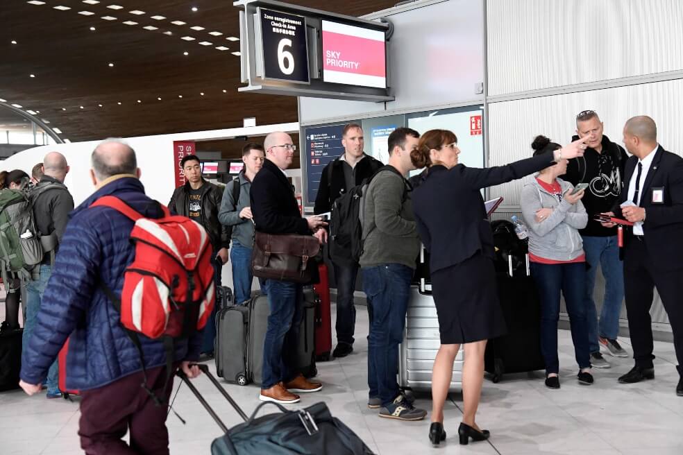 ¿Qué está pasando en el aeropuerto de París? Pasajeros desconcertados