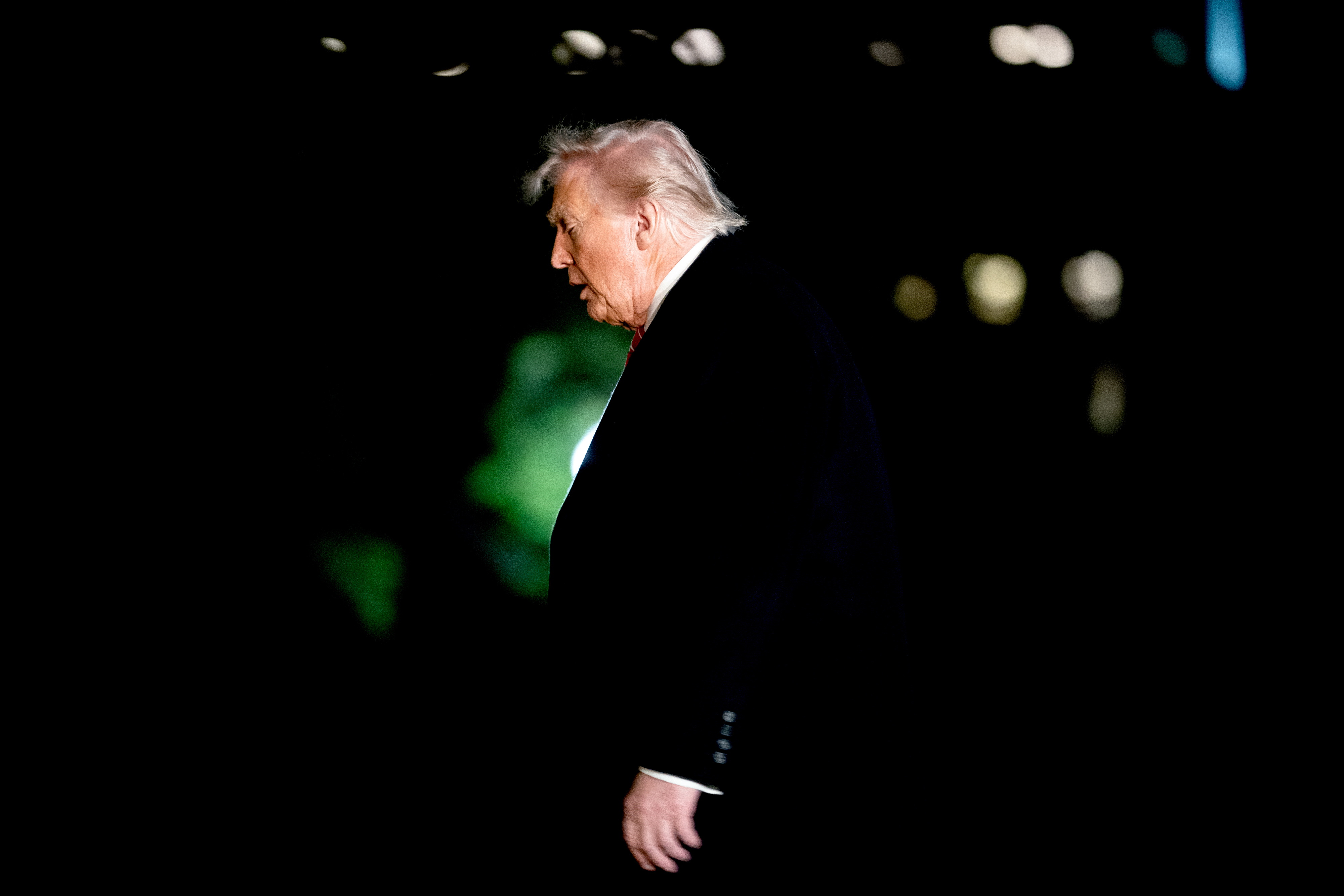 WASHINGTON (United States), 23/03/2025.- US President Donald Trump walks on the South Lawn of the White House after arriving on Marine One in Washington, DC, USA, 22 March 2025. EFE/EPA/STEFANI REYNOLDS / POOL