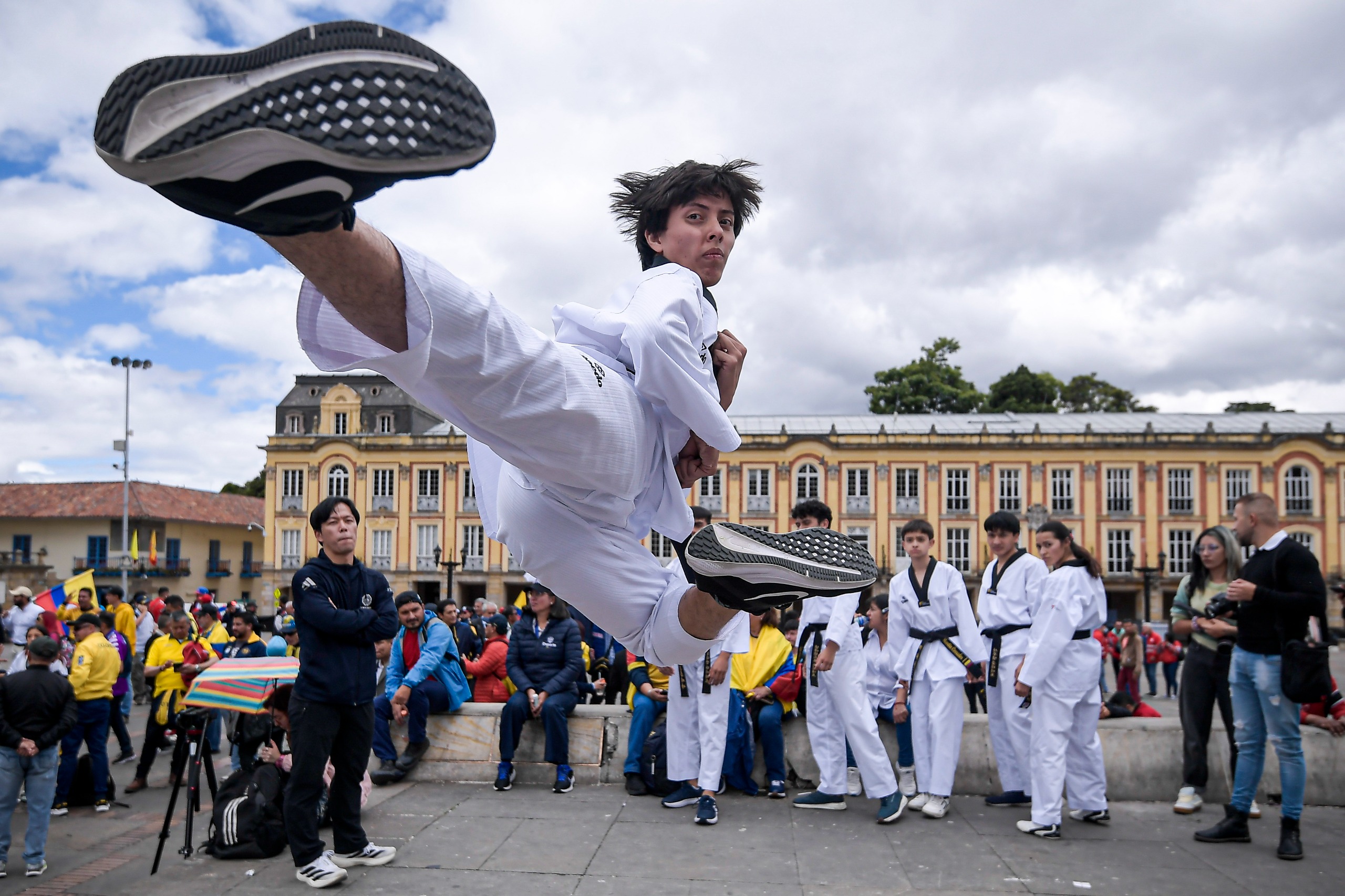 Decenas de jóvenes también se concentraron en la Plaza de Bolívar para realizar sus actividades deportivas.