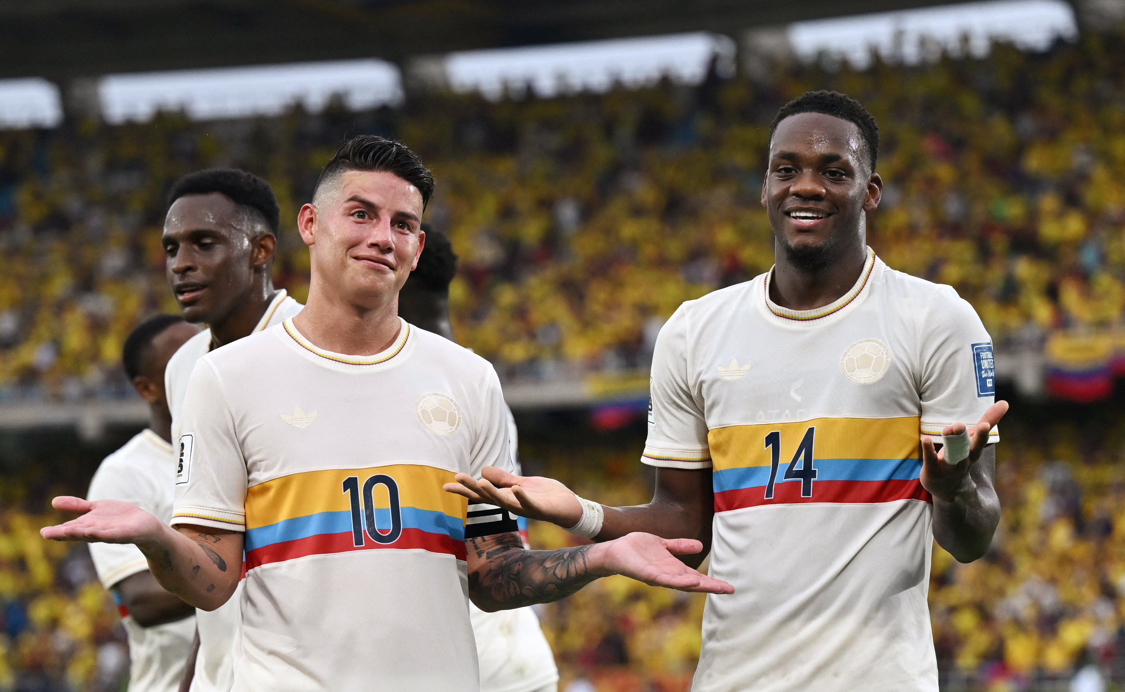 James Rodríguez y Jhon Jáder Durán (derecha) celebran uno de los goles con los que Colombia venció a Chile.