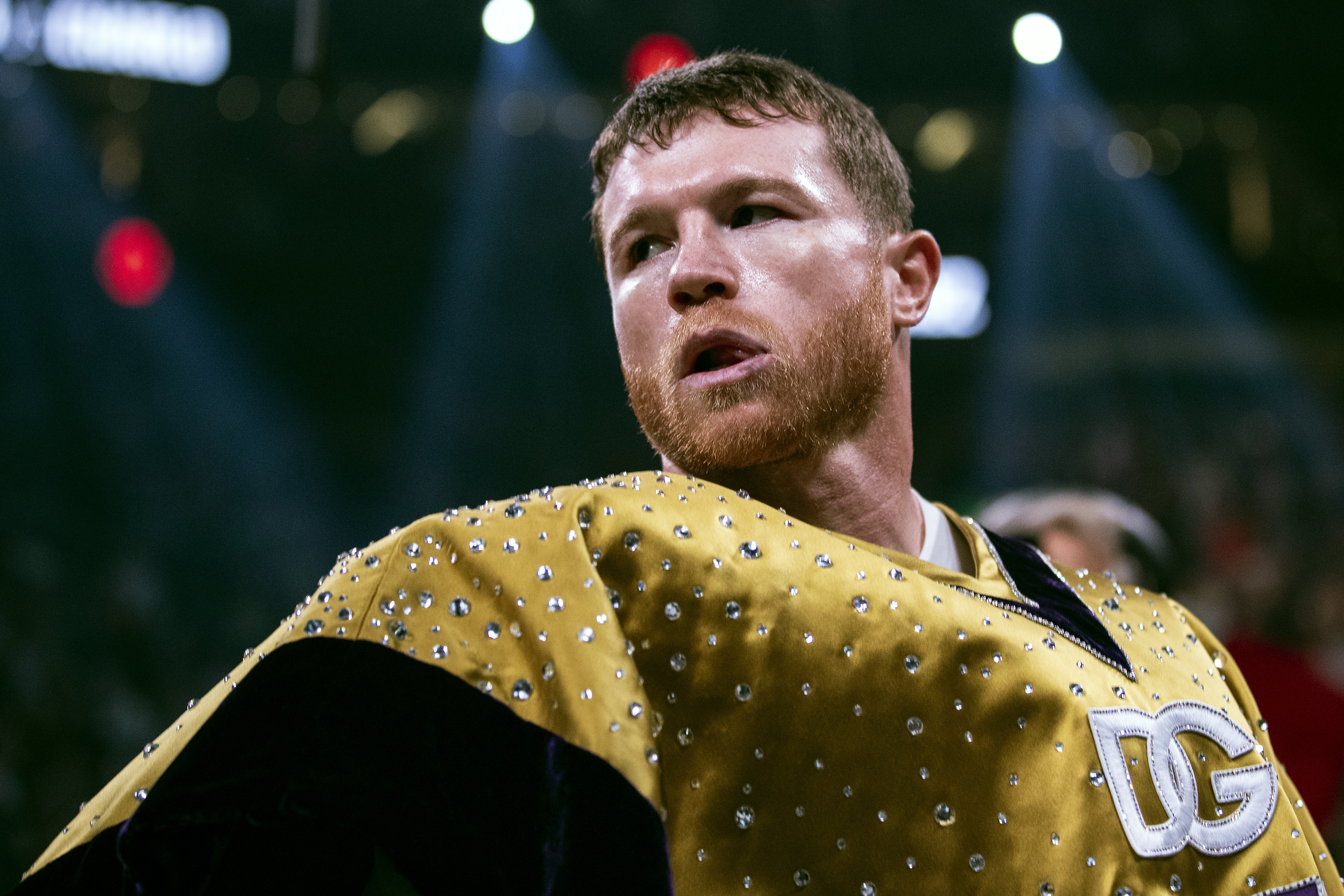 ‘Canelo’ Álvarez vence a Munguía y retiene sus títulos de campeón supermediano