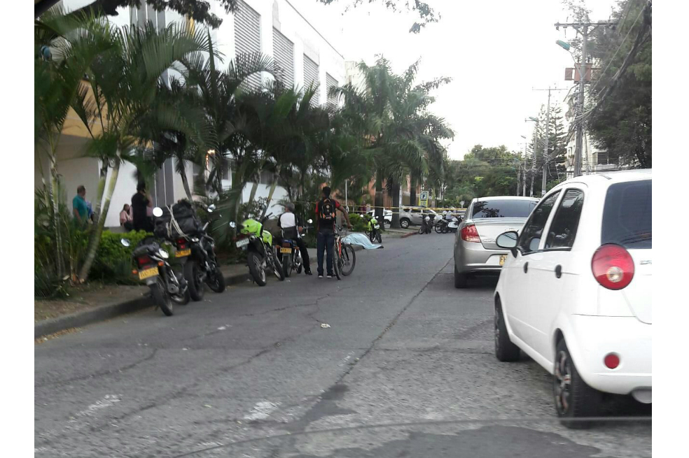 Asesinan a médico ginecólogo a las afueras de una clínica en Cali