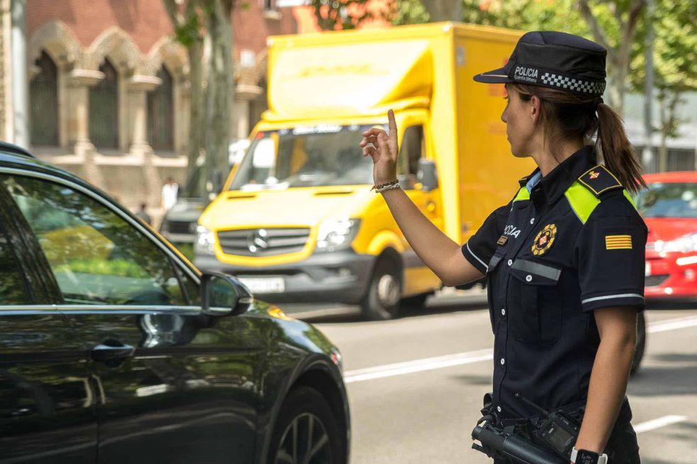 Acusan al hijo del cónsul de Chile en Barcelona de usar el carro oficial para robar