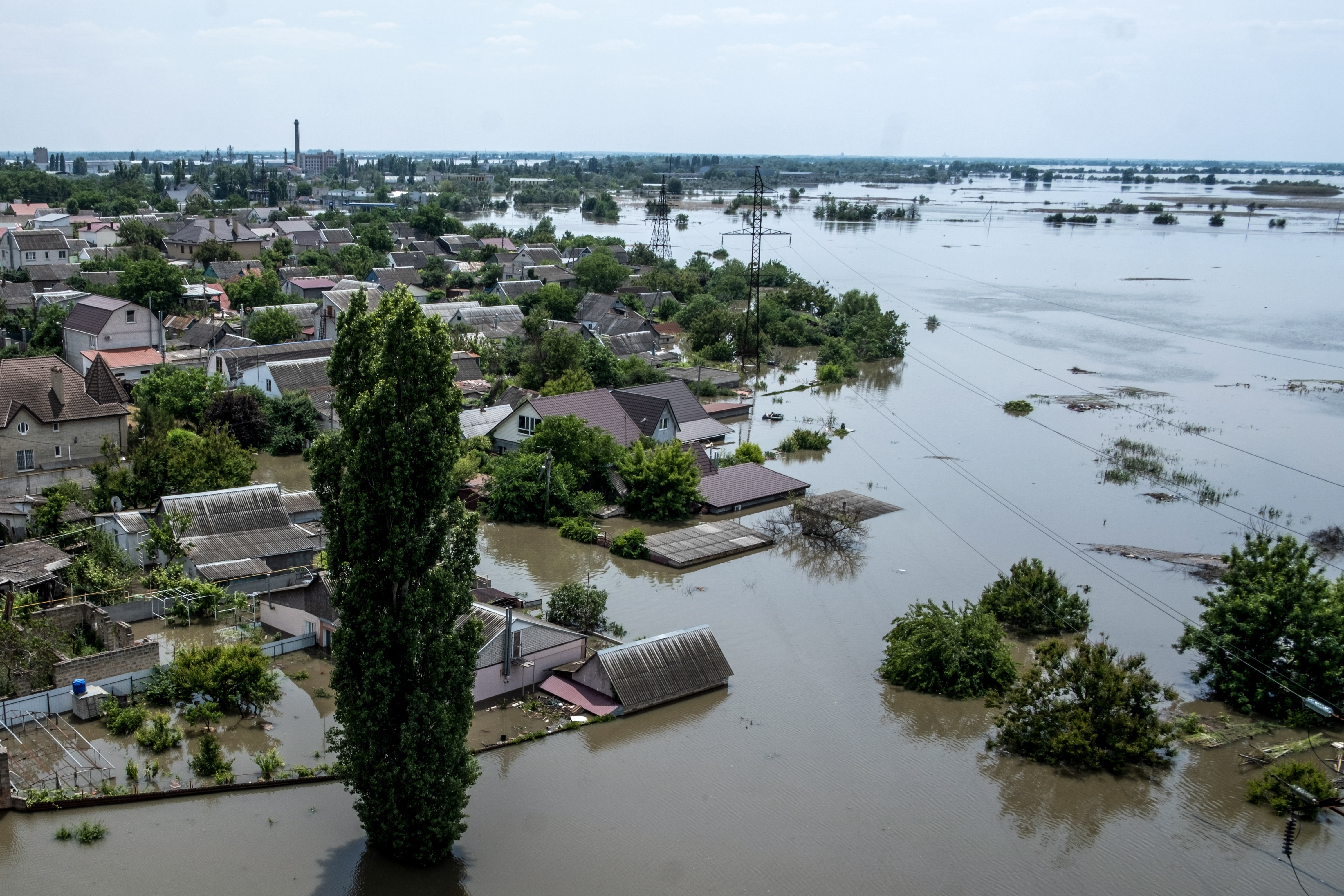 Kherson (Ukraine), 07/06/2023.- A general view shows a flooded area of Kherson, Ukraine, 07 June 2023. Ukraine has accused Russian forces of destroying a critical dam and hydroelectric power plant on the Dnipro River in the Kherson region along the front line in southern Ukraine on 06 June. A number of settlements were completely or partially flooded, Kherson region governor Oleksandr Prokudin said on telegram. Russian troops entered Ukraine in February 2022 starting a conflict that has provoked destruction and a humanitarian crisis. (Rusia, Ucrania) EFE/EPA/GEORGE IVANCHENKO