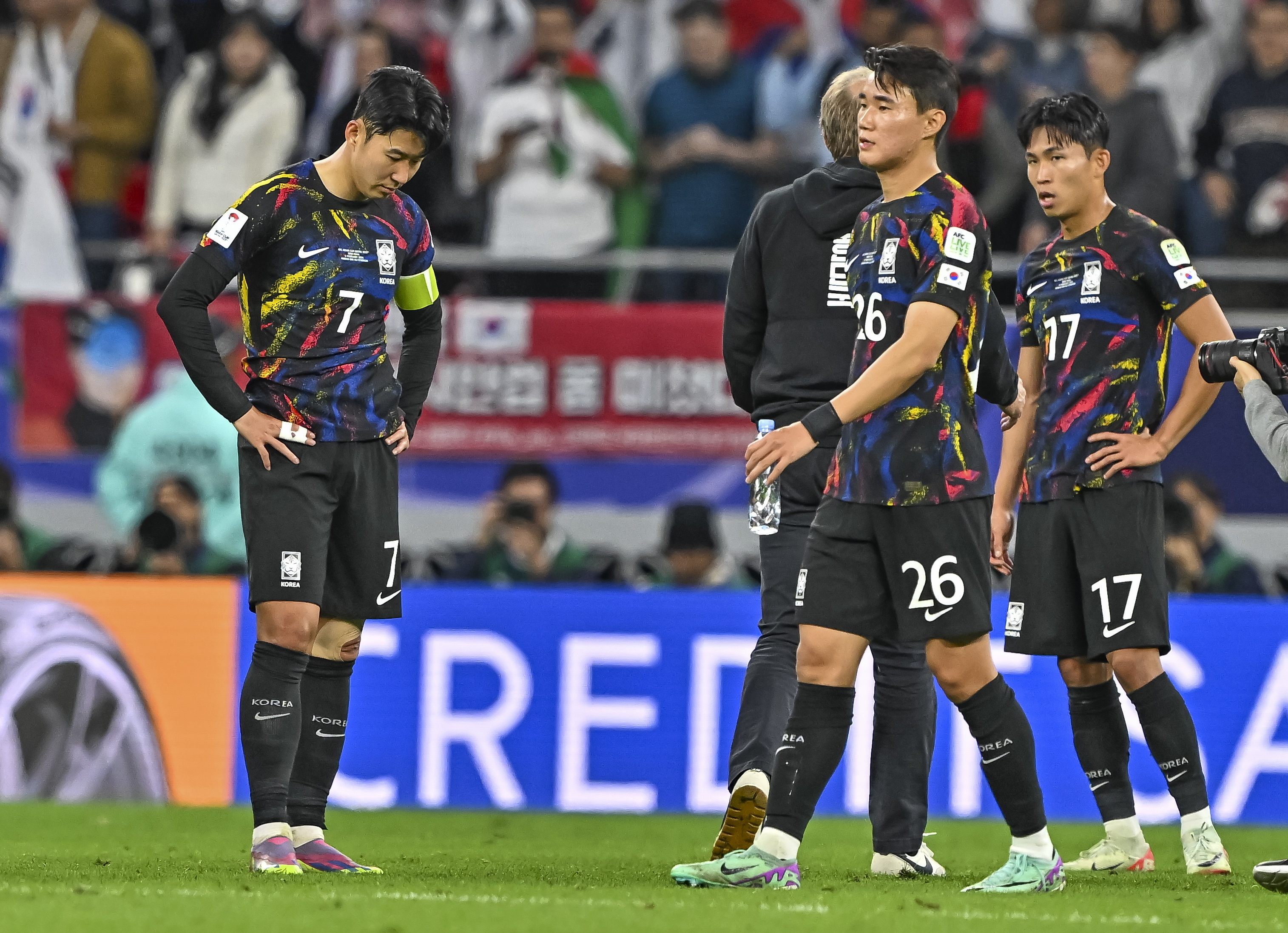Al Rayyan (Qatar), 06/02/2024.- Son Heung Min (L) of South Korea looks disappointed after losing the AFC 2023 Asian Cup semi final match between Jordan and South Korea in Al Rayyan, Qatar, 06 February 2024. (Jordania, Corea del Sur, Catar) EFE/EPA/NOUSHAD THEKKAYIL