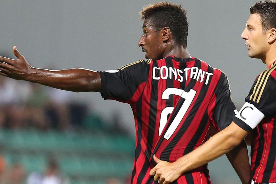 Por insultos racistas, jugador del Milan abandona partido