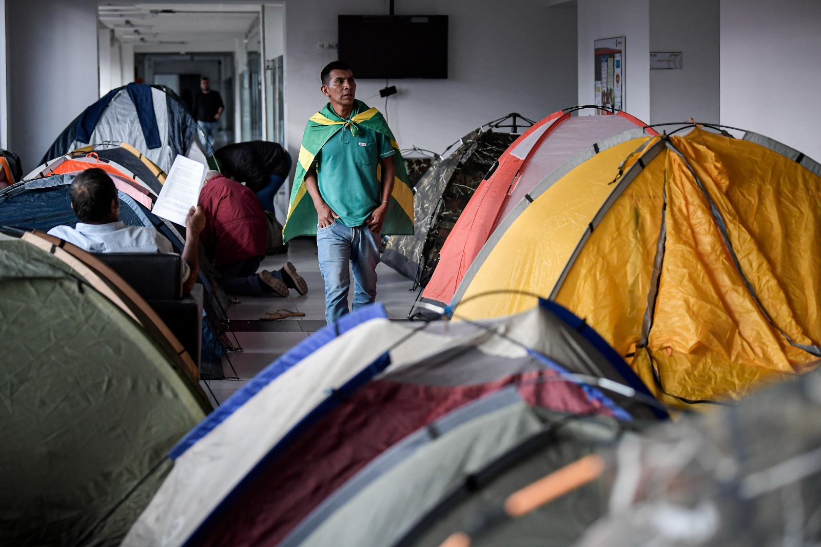 Desde las 8:00 a.m. decenas de campesinos e indígenas empezaron la movilización en la localidad de San Cristóbal, donde tomaron la carrera décima hacia el norte para luego llegar hasta las instalaciones de la Universidad Nacional, en donde los esperaba otro nutrido grupo de manifestantes.