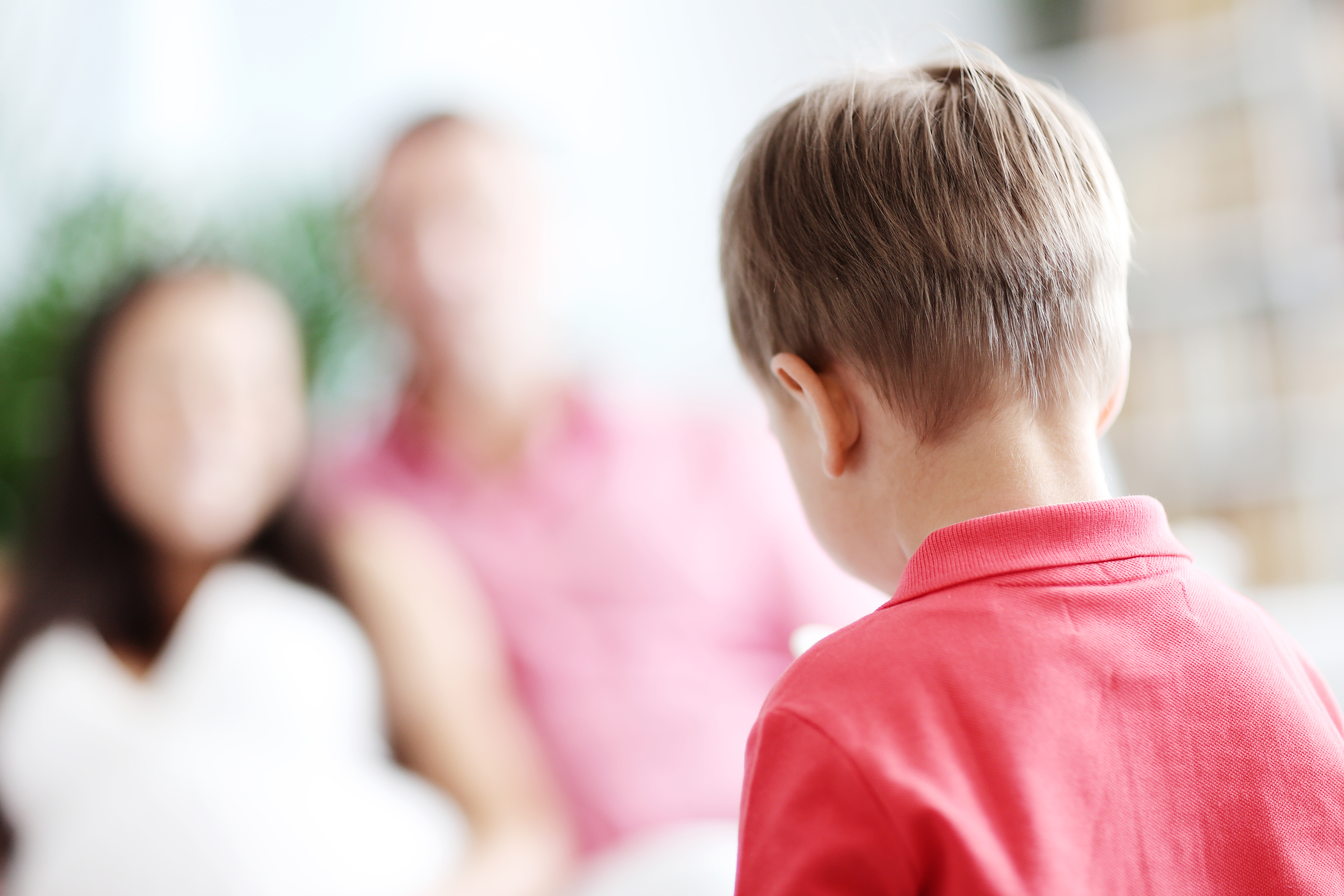 Mi hijo habla solo, ¿debo preocuparme o es normal en la infancia?