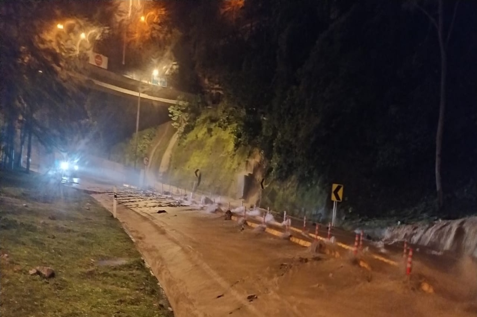 La Vía al Llano amaneció cerrada por derrumbes y desbordamientos de quebradas