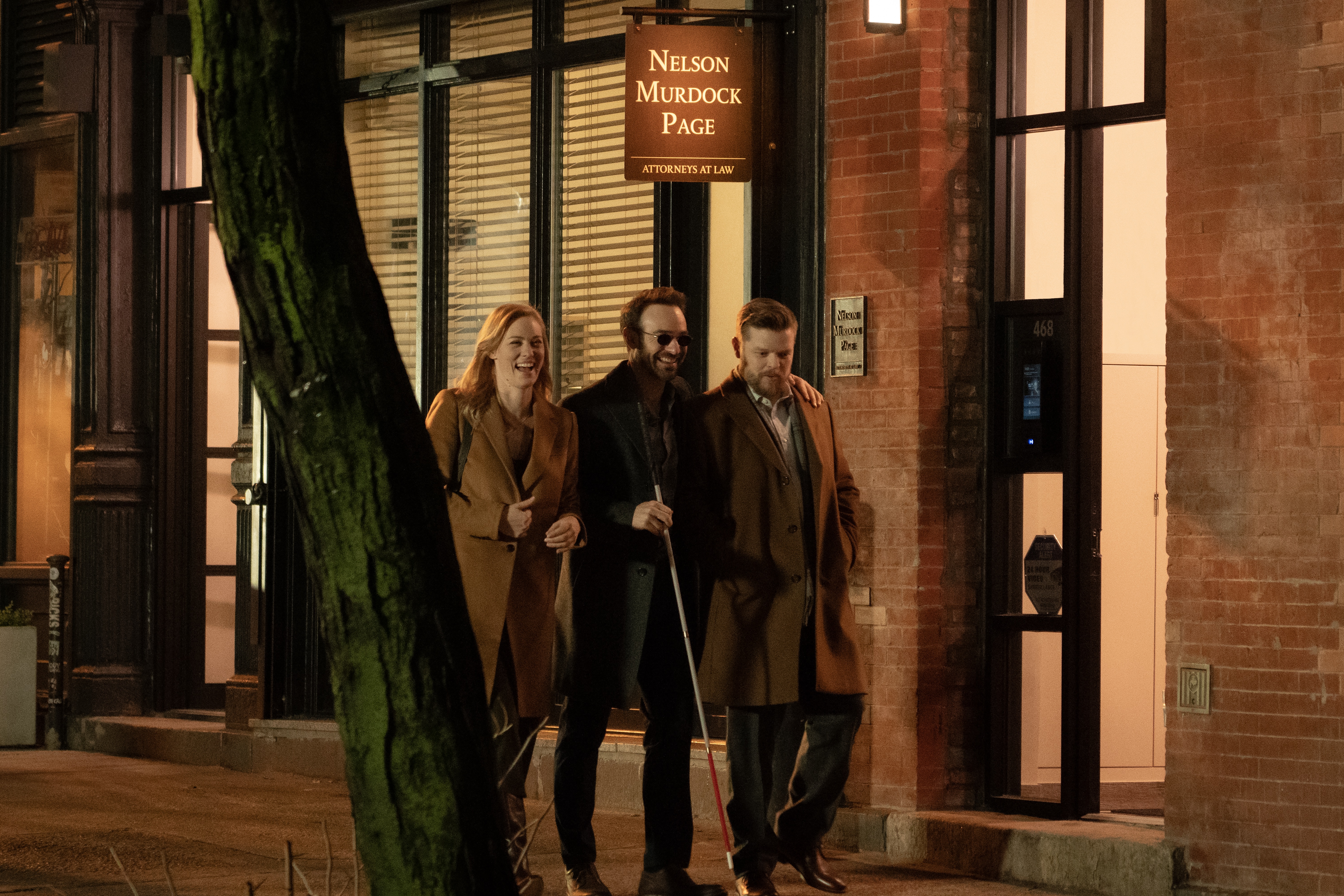(De izq. a der.) Karen Page (Deborah Ann Woll), Daredevil/Matt Murdock (Charlie Cox) y Foggy Nelson (Elden Henson) en “Daredevil: Born Again”.