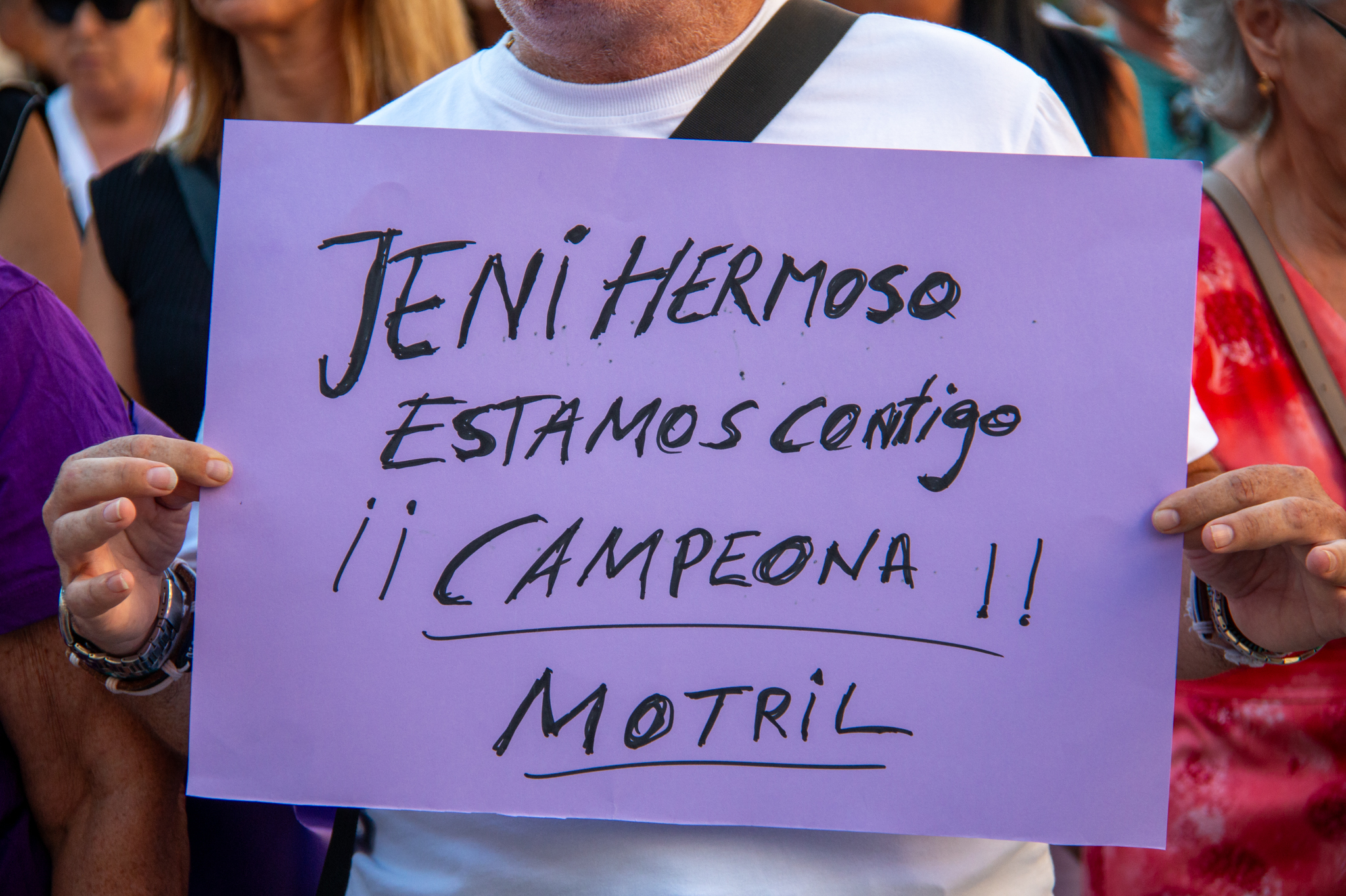 MOTRIL (GRANADA), 01/09/2023.- Cerca de medio centenar de personas se han concentrado este viernes en la Plaza de la Aurora de Motril (Granada) para mostrar públicamente su apoyo a la futbolista de la selección Jenni Hermoso y su rechazo Luis Rubiales, cesado temporalmente como presidente de la Real Federación Española de Fútbol (RFEF). EFE/ Alba Feixas