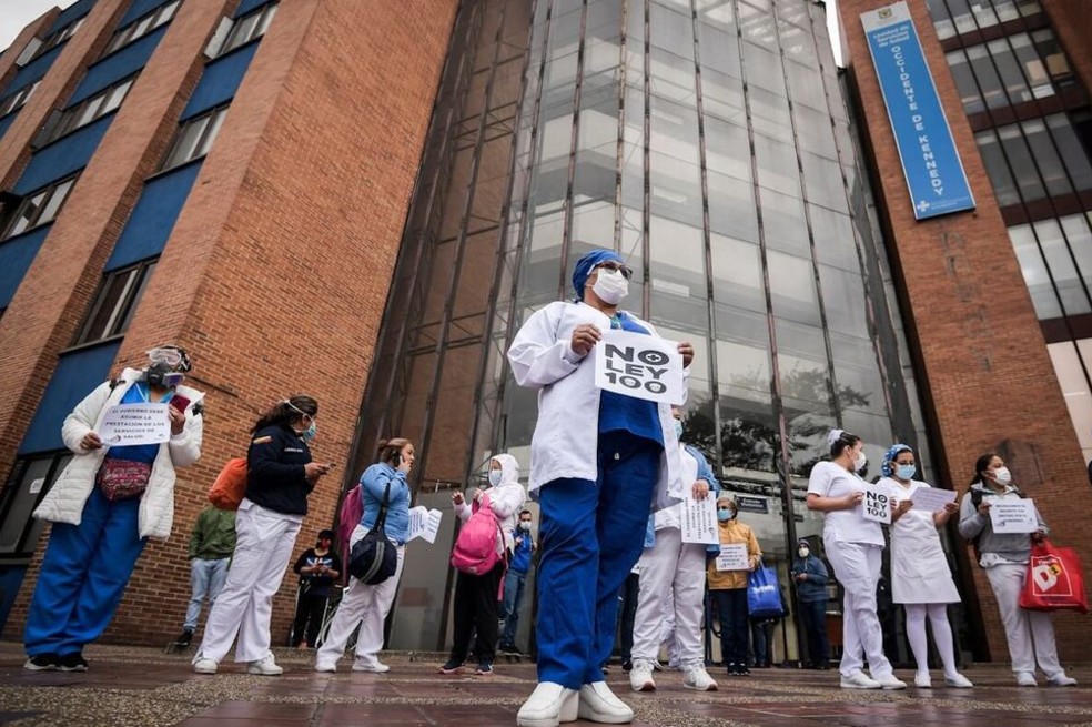 Trabajadores de la salud de Colombia realizan plantón en rechazo al confinamiento inteligente