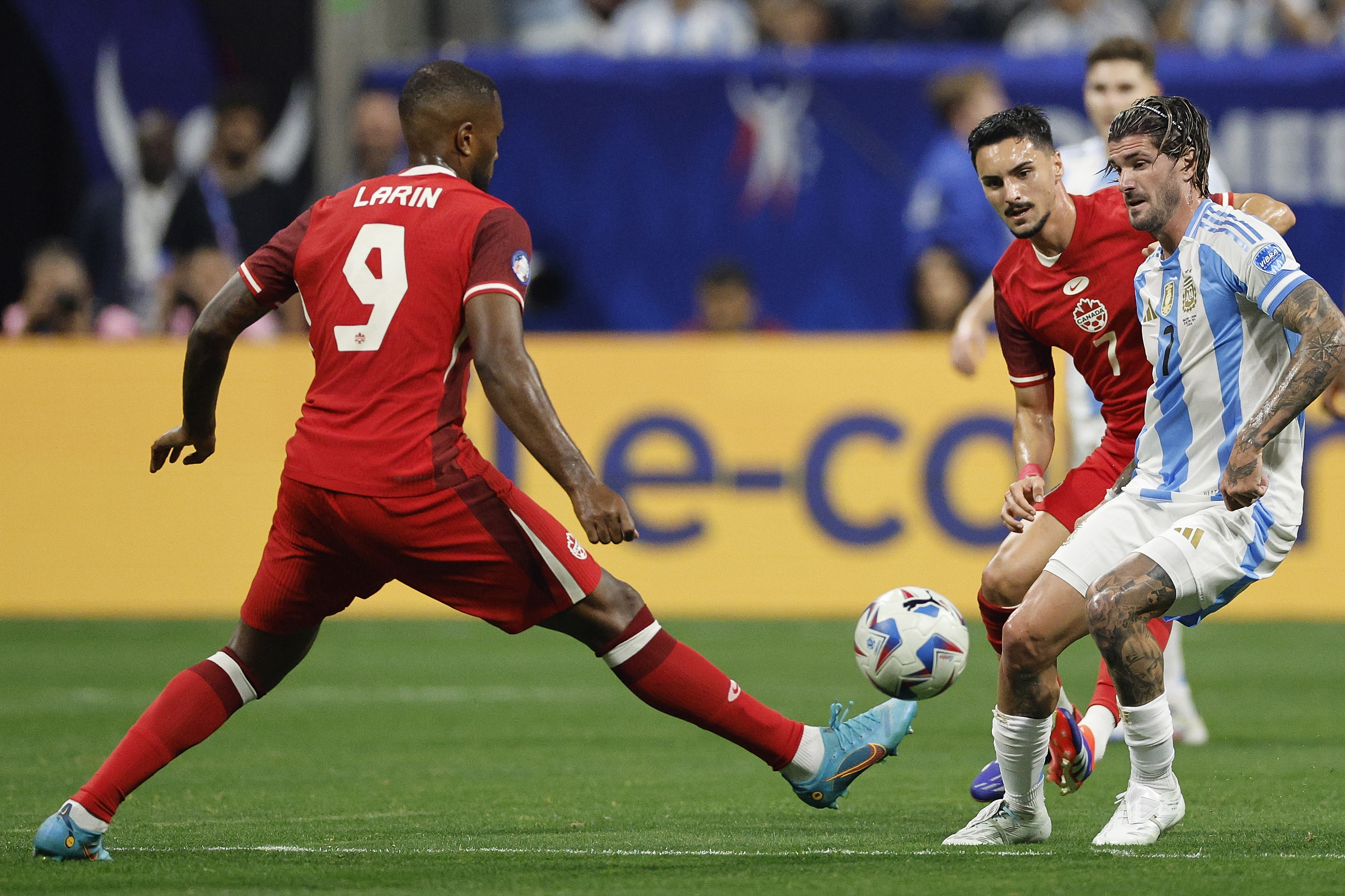 Atlanta (United States), 21/06/2024.- Cyle Larin (L) of Canada controls the ball in front of Stephen Eustaquio (2-R) of Canada and Rodrigo De Paul of Argentina (R) during first half of the CONMEBOL Copa America 2024 group A soccer match between Argentina and Canada, in Atlanta, Georgia, USA, 20 June 2024. EFE/EPA/ERIK S. LESSER