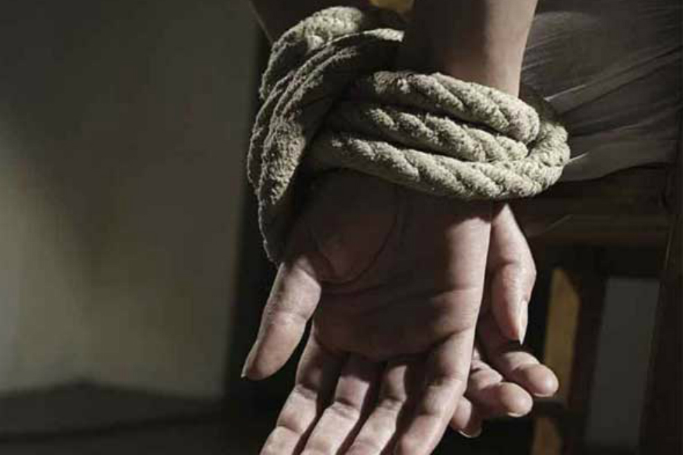 Comando irrumpe en escuela de México y secuestra a una mujer