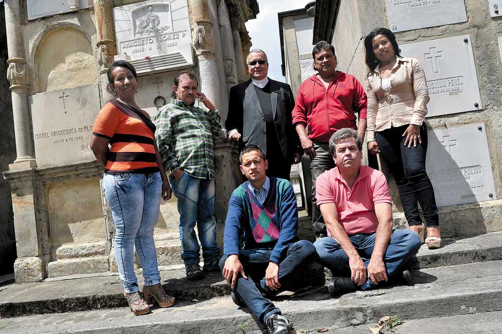 Sepultureros de Colombia, los notarios de la guerra