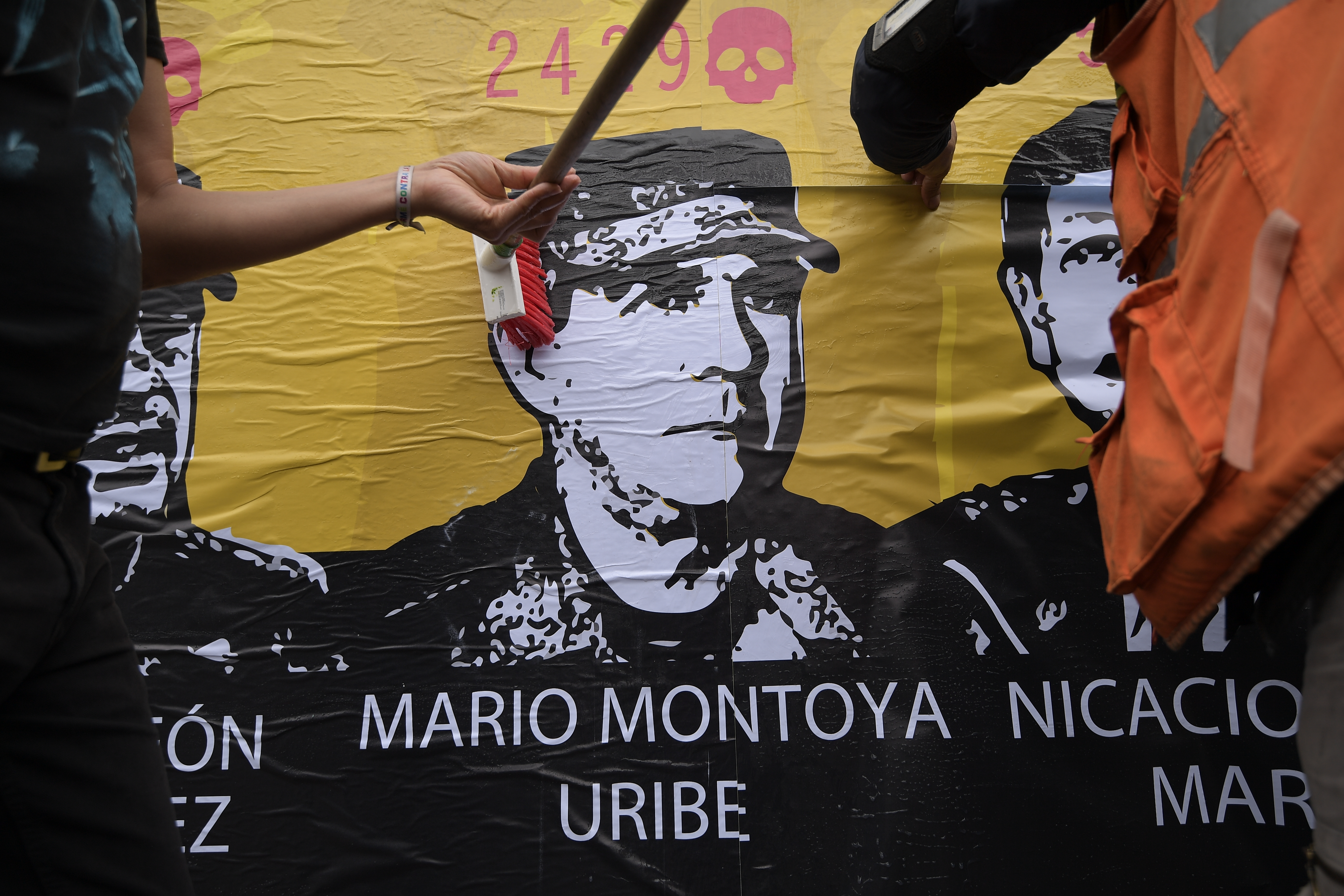 Organizaciones defensoras de derechos humanos y de víctimas hicieron un plantón en la sede de la Jurisdicción Especial para la Paz (JEP), para reclamar por la verdad en los casos de ejecuciones extrajudiciales; Instalaron un nuevo mural que suma 5763 víctimas y los siete mandos militares relacionados.