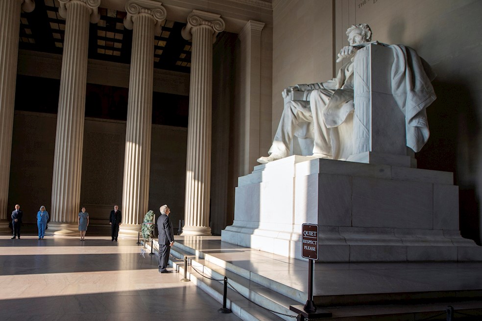 López Obrador comenzó su viaje oficial a Washington, el primero que realiza al extranjero desde su llegada al poder en 2018, con una visita a los monumentos de los exmandatarios Abraham Lincoln y Benito Juárez en la capital estadounidense.