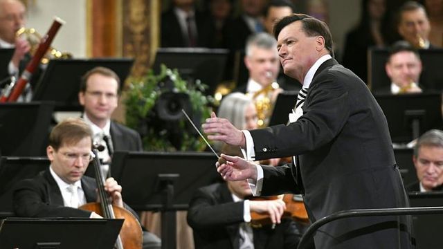 Christian Thielemann, mientras dirigía la Sinfónica de Viena, que interpretó su repertorio de valses y polkas casi 80 años después de hacerlo por primera vez, bajo el régimen nacionalsocialista.