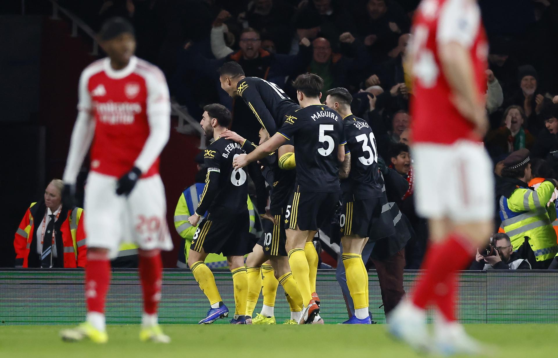 LONDON (United Kingdom), 25/01/2026.- Players of Manchester United celebrate scoring the 2-3 goal during the English Premier League match between Arsenal FC and Manchester United, in London, Britain, 25 January 2026. (Reino Unido, Londres) EFE/EPA/TOLGA AKMEN EDITORIAL USE ONLY. No use with unauthorized audio, video, data, fixture lists, club/league logos, 'live' services or NFTs. Online in-match use limited to 120 images, no video emulation. No use in betting, games or single club/league/player publications.
