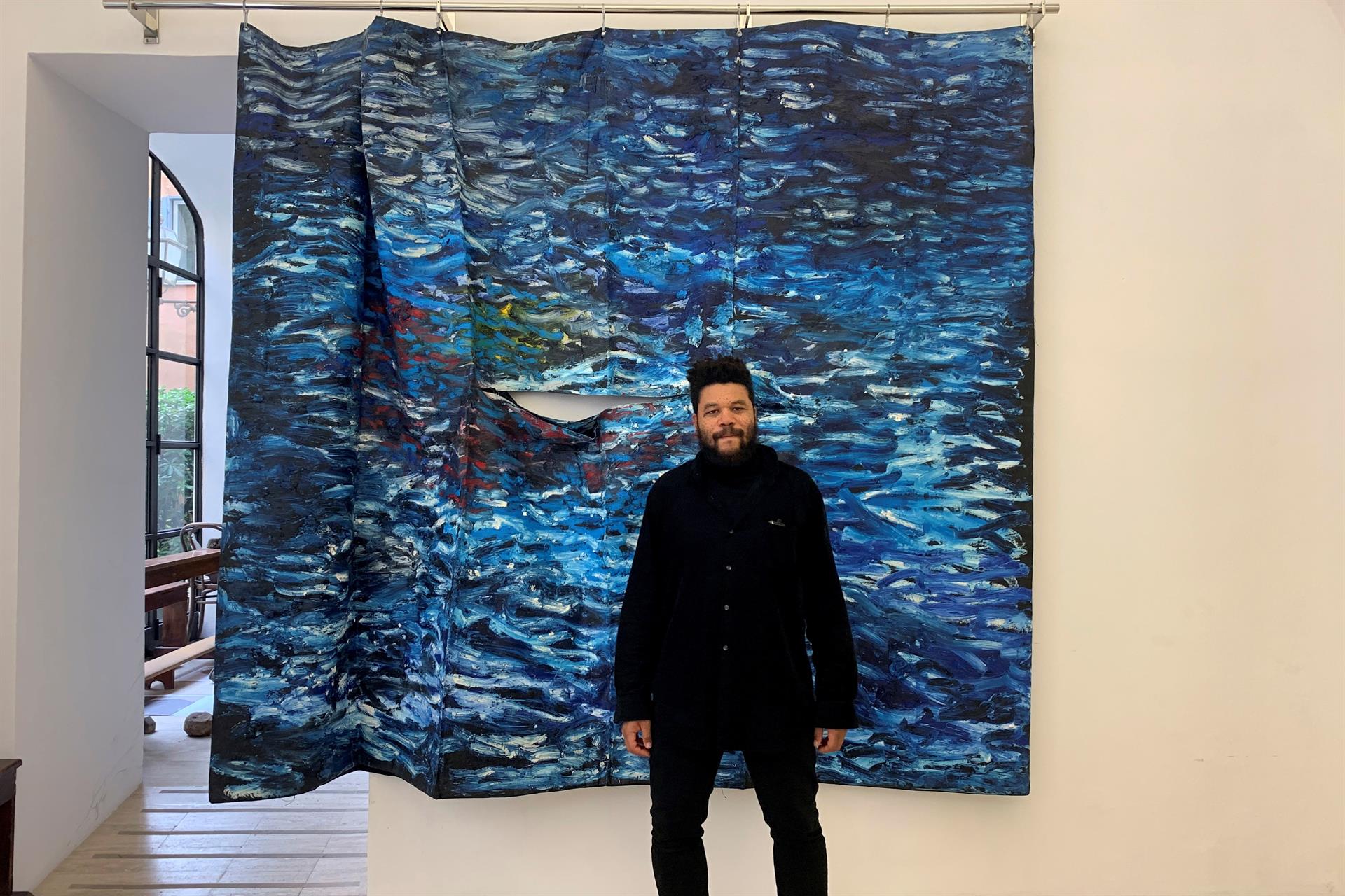 El artista colombiano Oscar Murillo refleja “el colapso del tiempo” en Roma