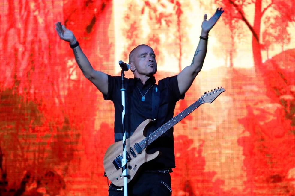 El cantante italiano Eros Ramazzotti durante su presentación en el Movistar Arena de Bogotá.  / EFE