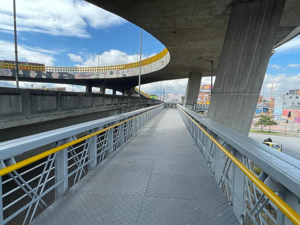 Listo el puente peatonal de la NQS con calle sexta (costado occidental)